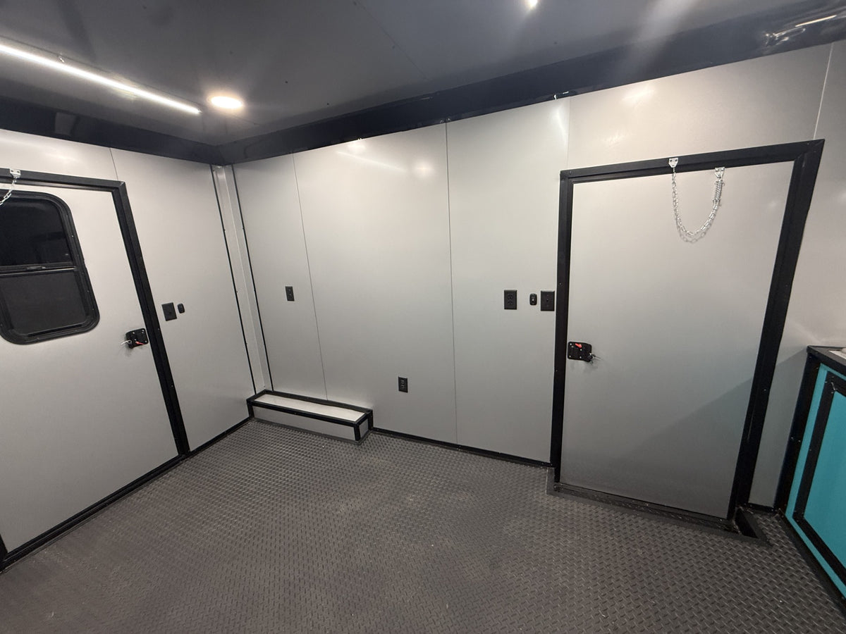 Remolque para barbacoa de 8.5x22 con puertas de ala de gaviota en venta | $28,500