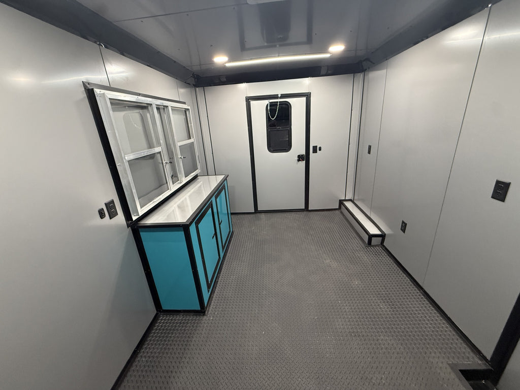 Remolque para barbacoa de 8.5x22 con puertas de ala de gaviota en venta | $28,500