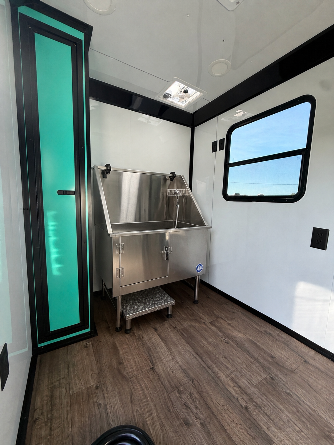 6X12TA Turquoise Grooming Trailer