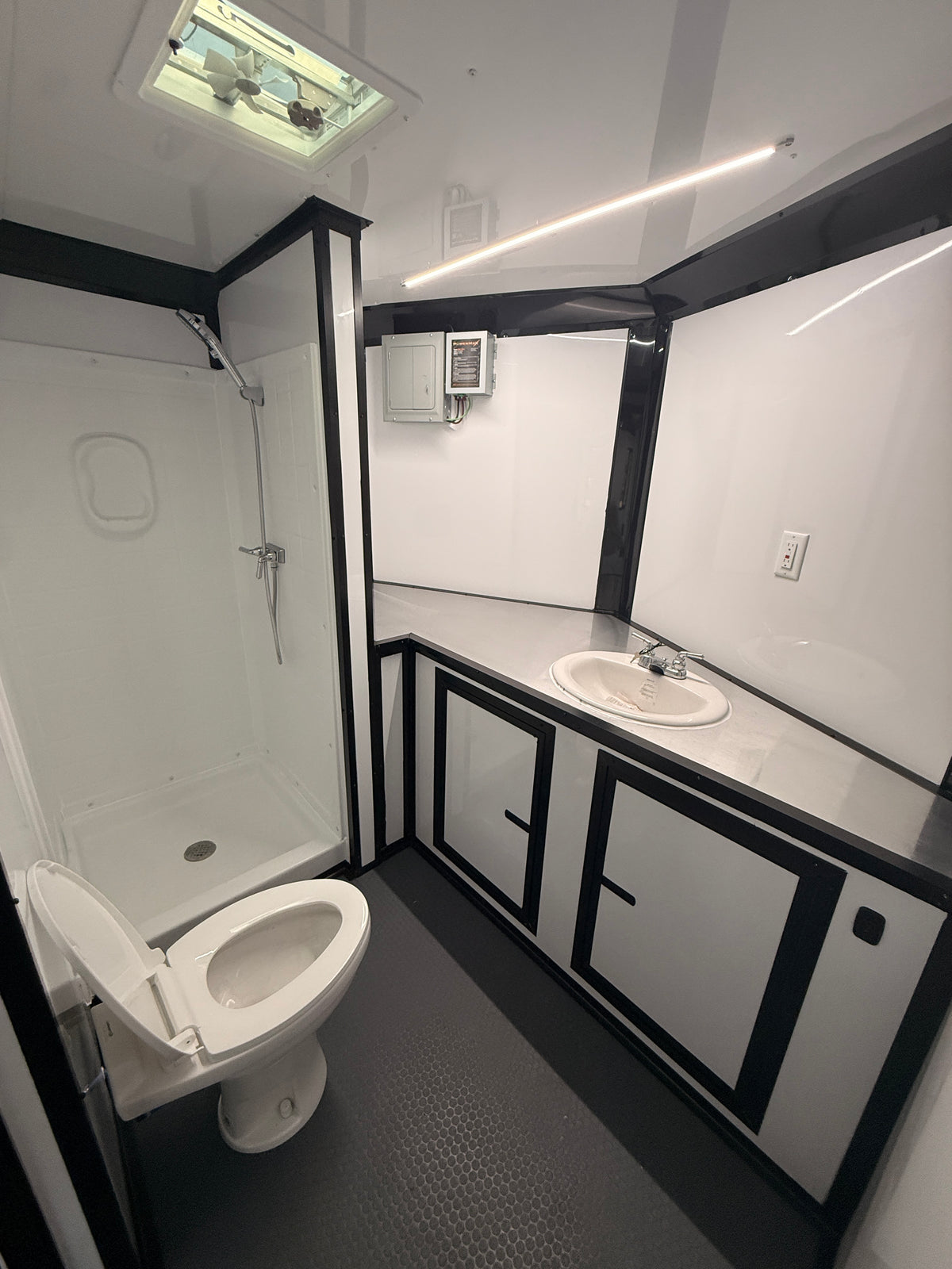 8.5X32 Black Hybrid Trailer | Full Bathroom