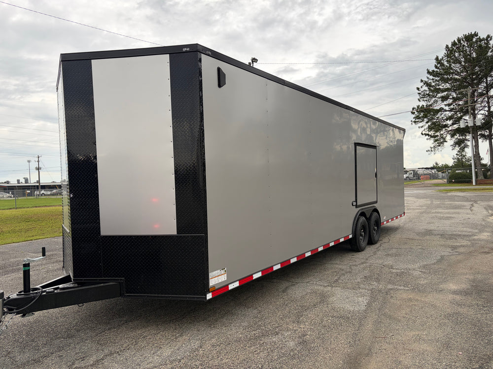 Remolque cerrado para transporte de vehículos 8.5x28TA3, color plata