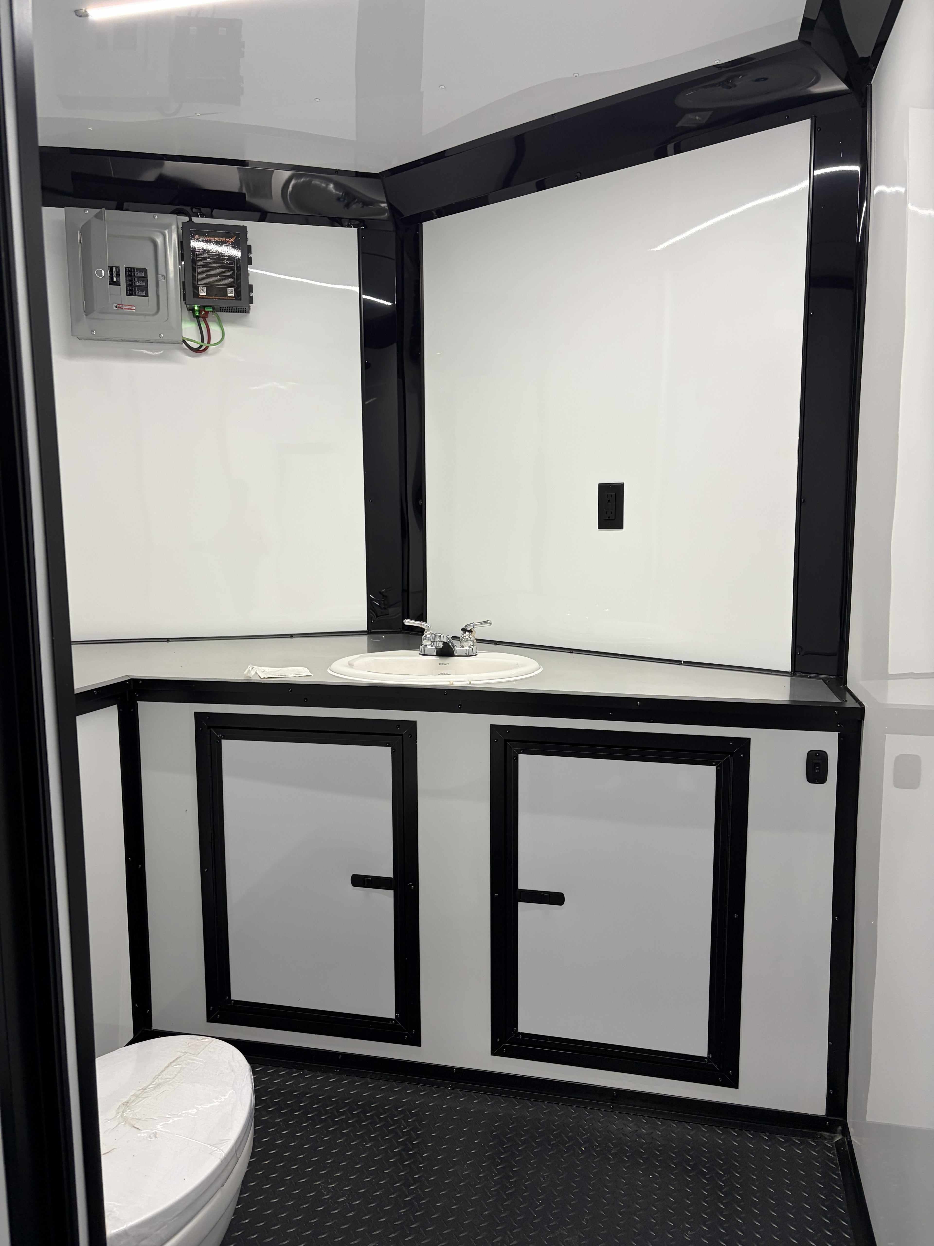 8.5X32TA Silver Hybrid Trailer