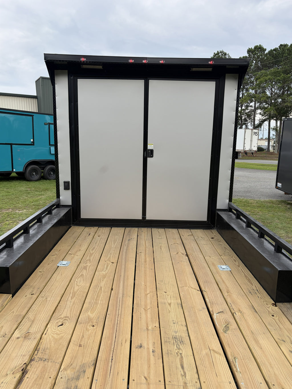 8.5X32TA Silver Hybrid Trailer