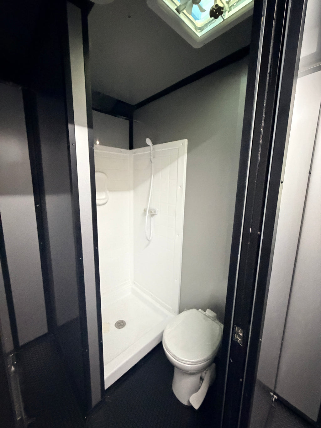 Remolque de concesiones de 8.5x30 de doble eje con puerta de ala de gaviota y porche, color blanco
