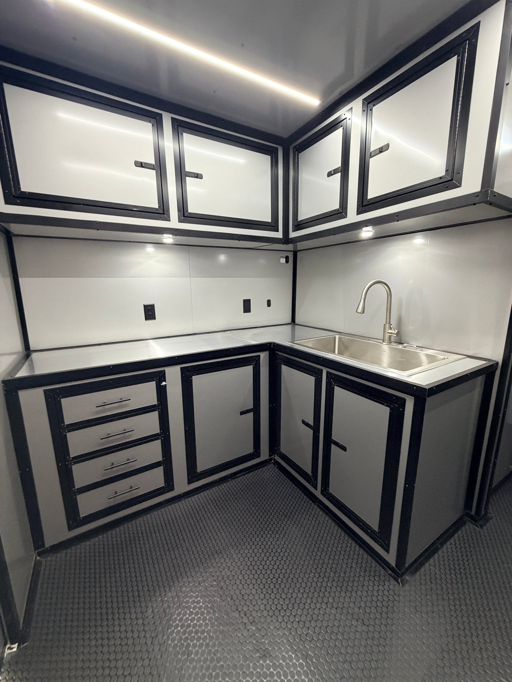 Remolque de concesiones de 8.5x30 de doble eje con puerta de ala de gaviota y porche, color blanco