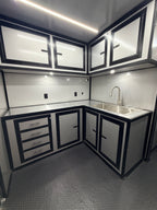 Remolque de concesiones de 8.5x30 de doble eje con puerta de ala de gaviota y porche, color blanco