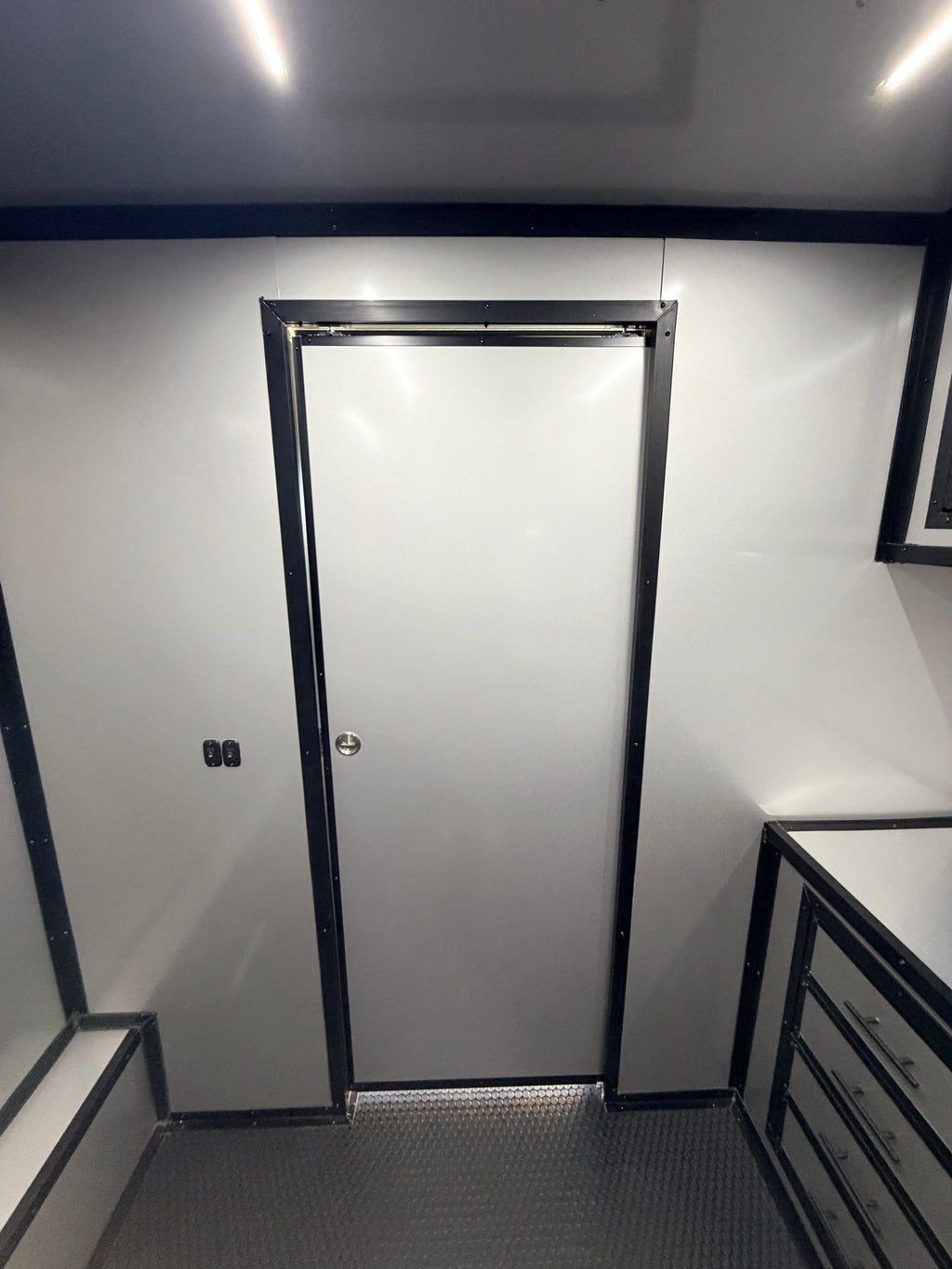 Remolque de concesiones de 8.5x30 de doble eje con puerta de ala de gaviota y porche, color blanco