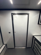 Remolque de concesiones de 8.5x30 de doble eje con puerta de ala de gaviota y porche, color blanco