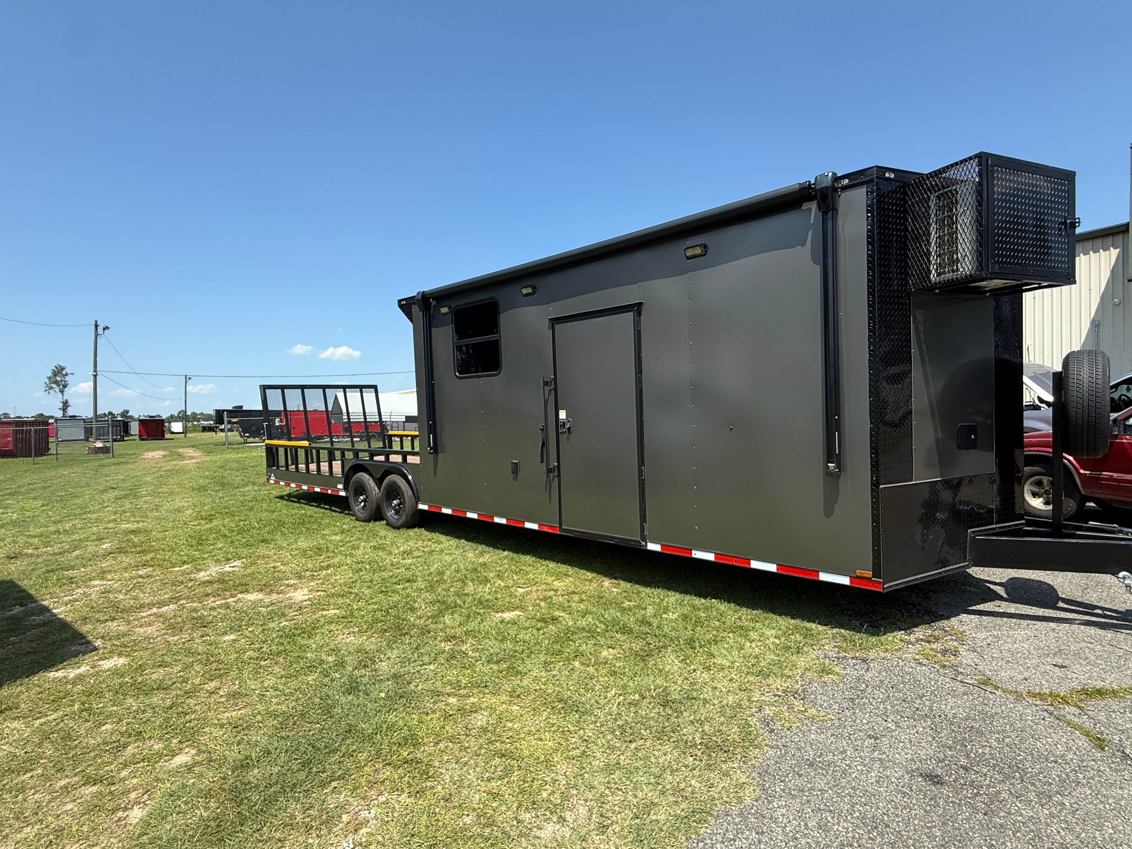 8.5X32TA Charcoal Hybrid Trailer | Living Quarters