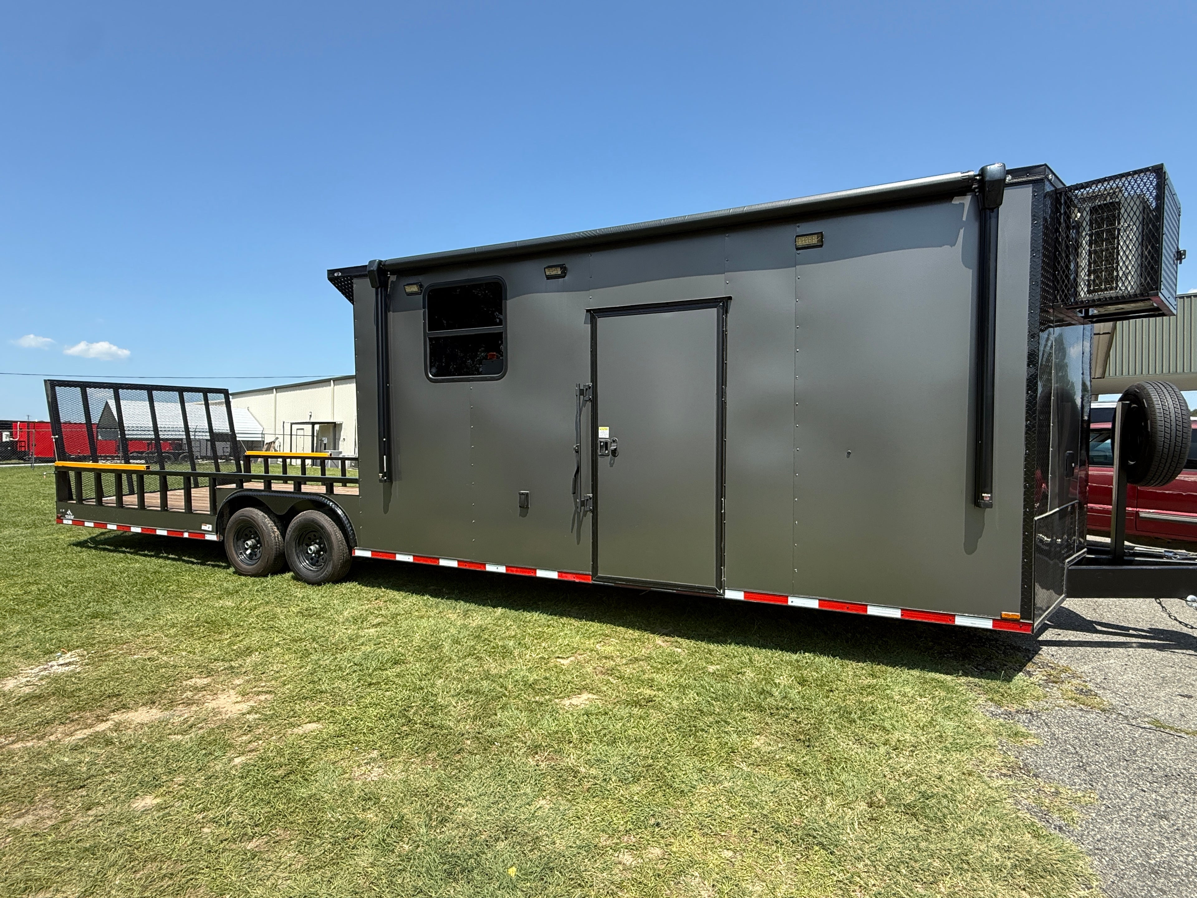 8.5X32TA Charcoal Hybrid Trailer | Living Quarters
