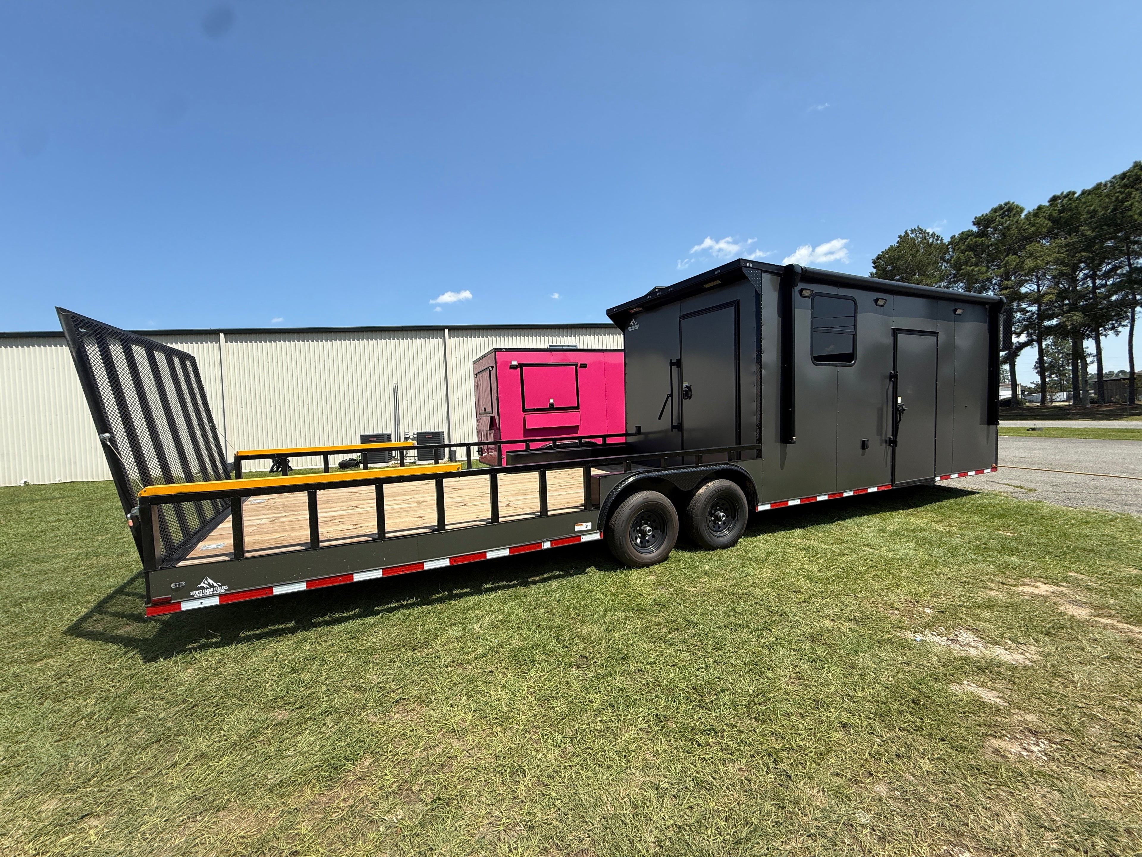 8.5X32TA Charcoal Hybrid Trailer | Living Quarters
