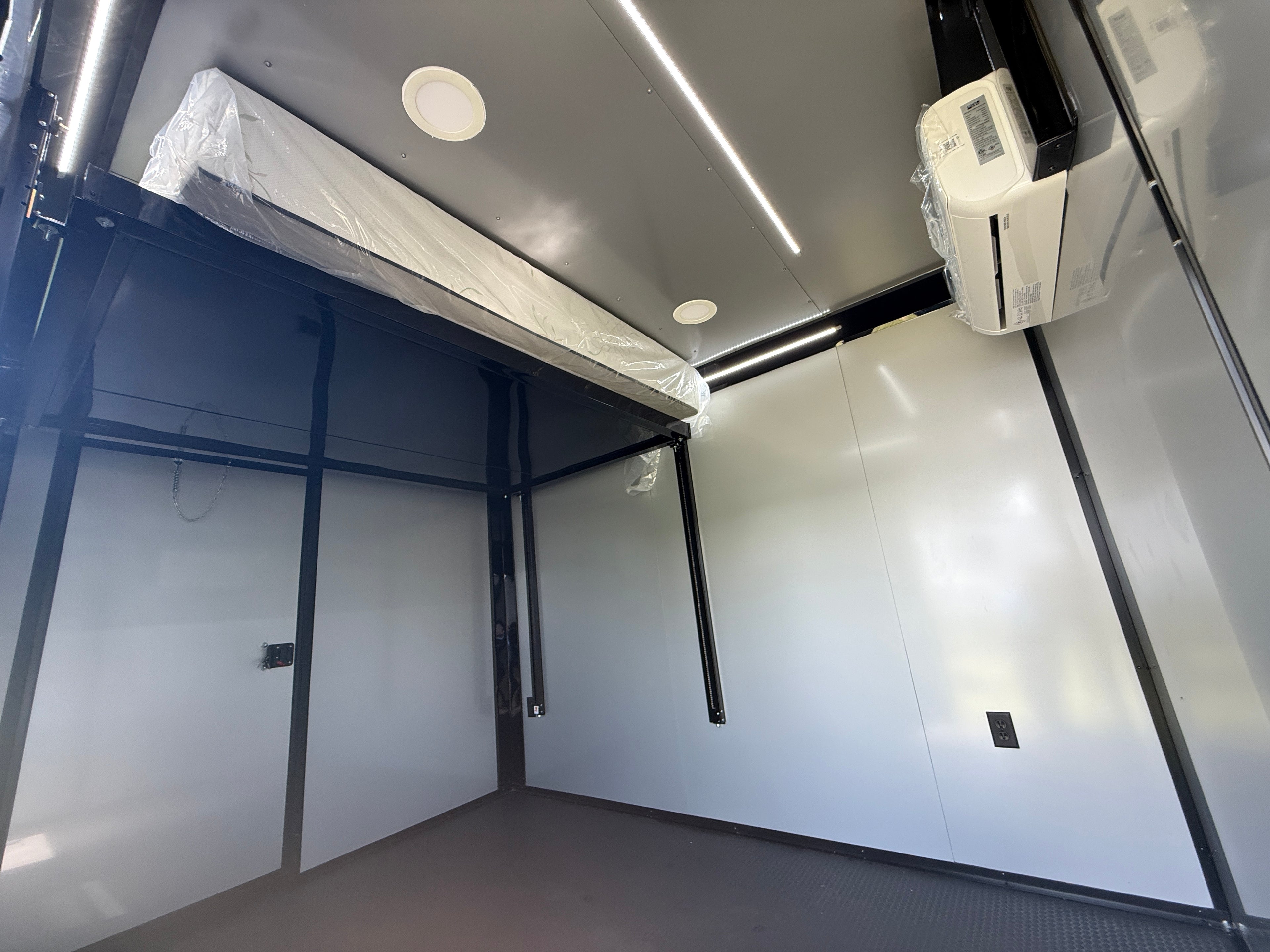 8.5X32TA Charcoal Hybrid Trailer | Living Quarters