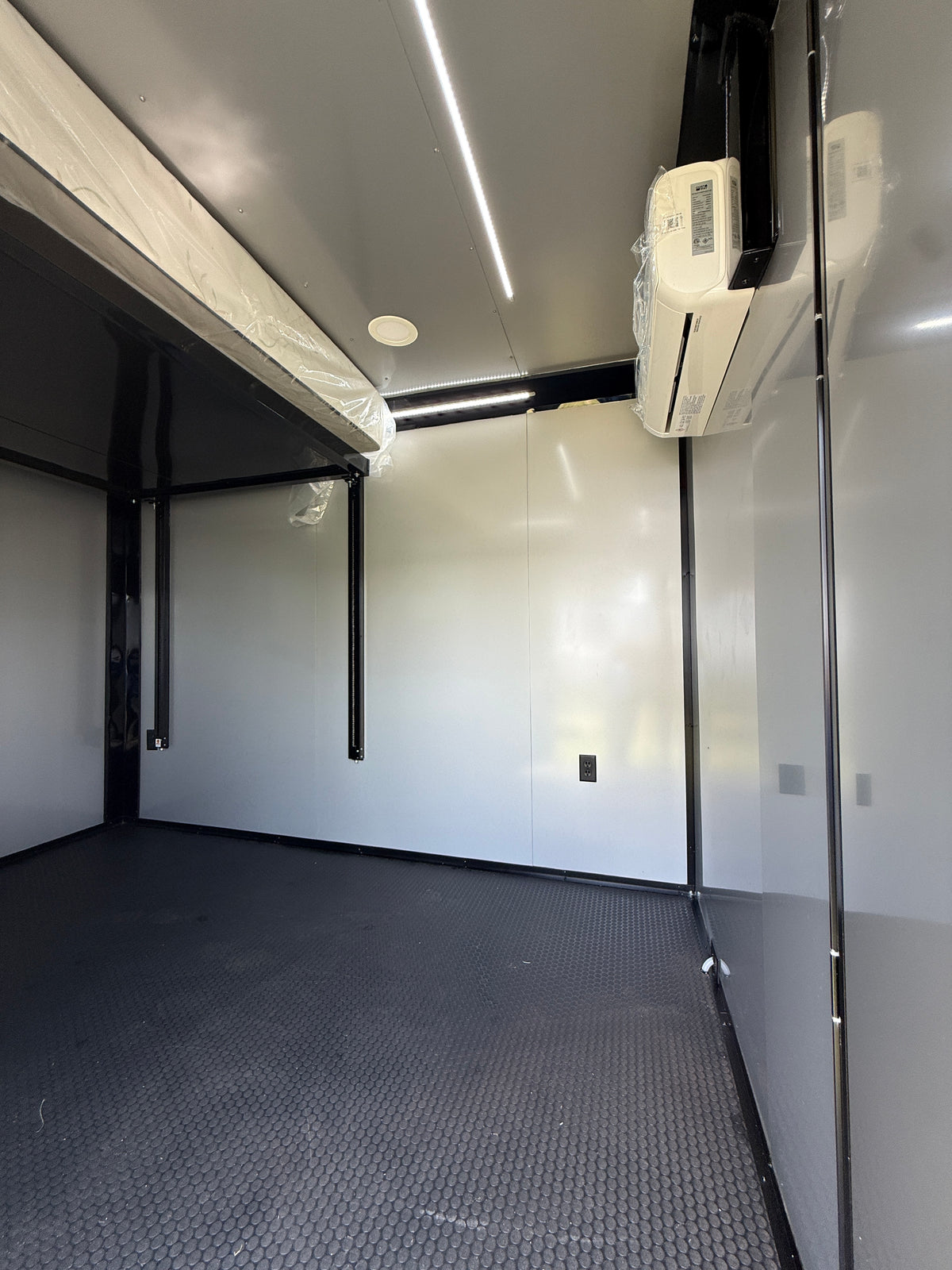 8.5X32TA Charcoal Hybrid Trailer | Living Quarters