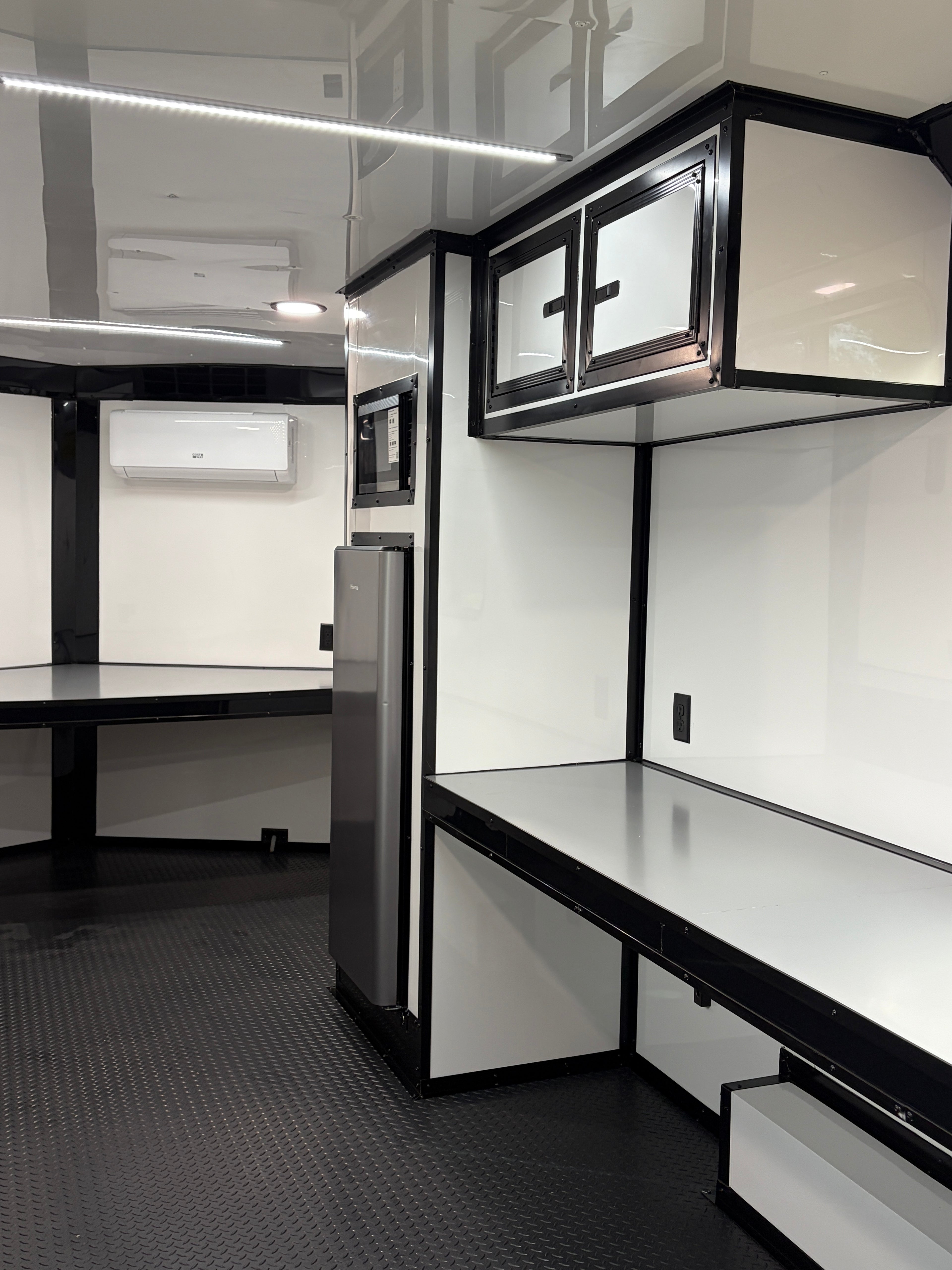8.5X22TA White Office Trailer