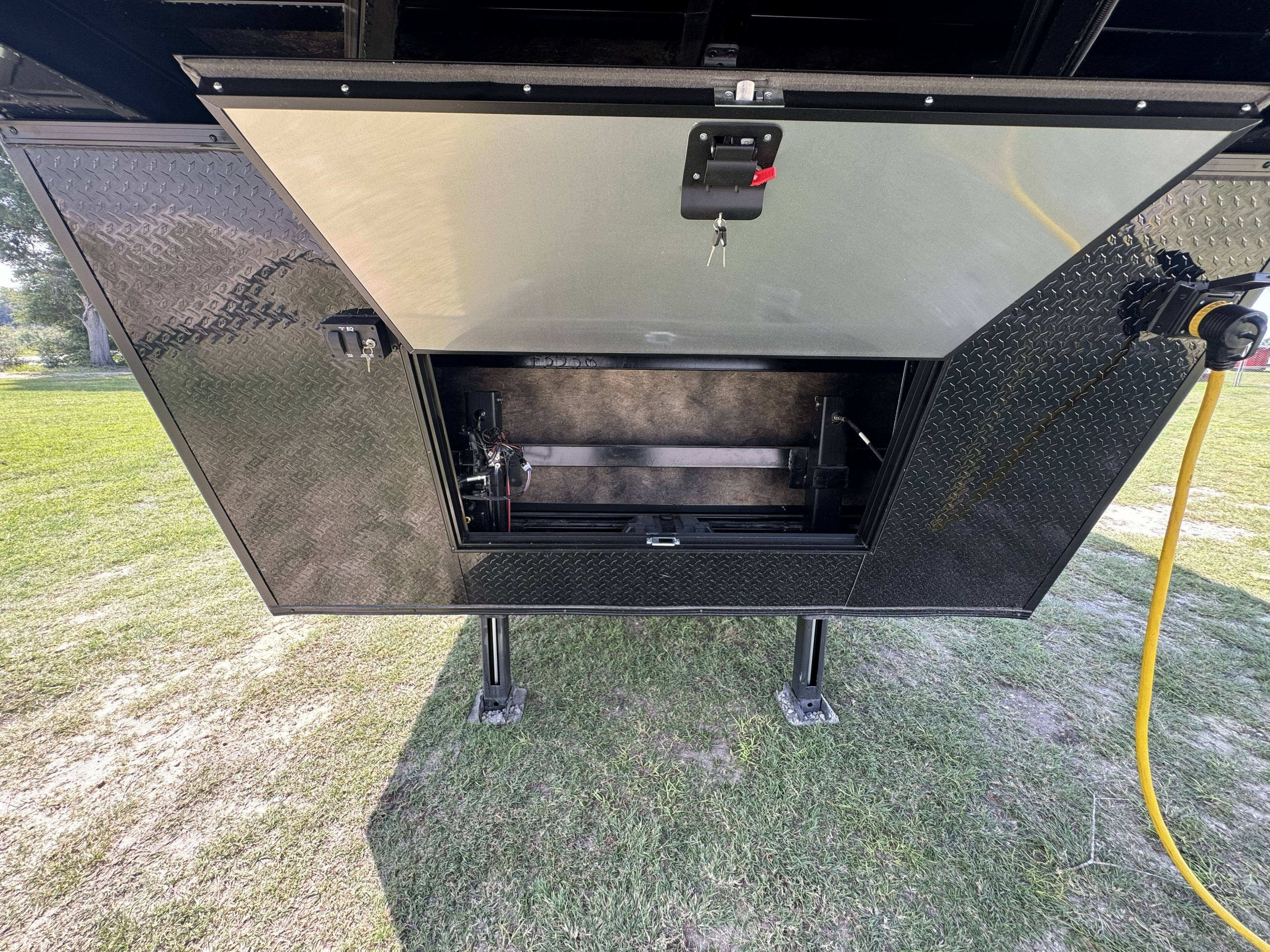 8.5X42TA Silver Race Ready Gooseneck Trailer | Living Quarters