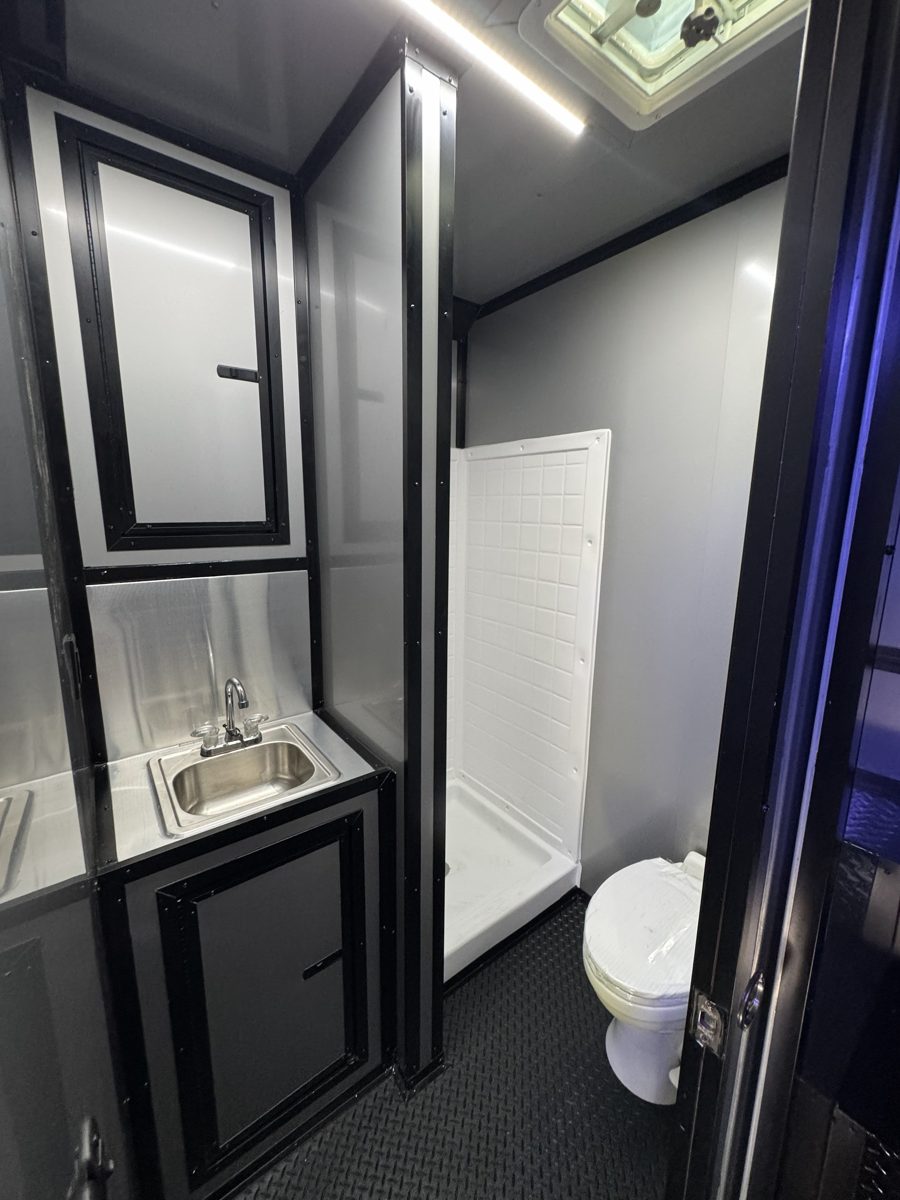 8.5X42TA Silver Race Ready Gooseneck Trailer | Living Quarters