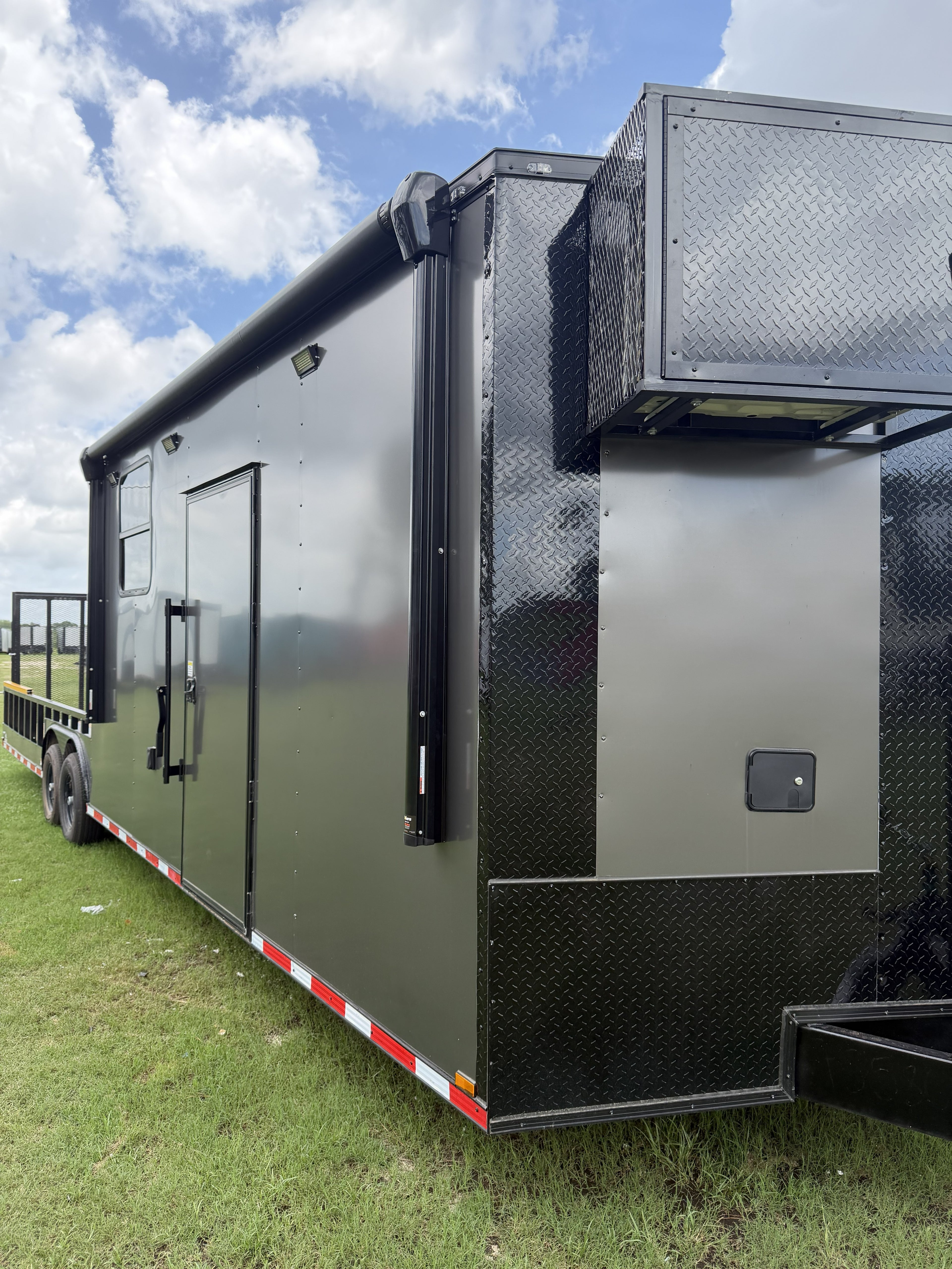 8.5X32TA Charcoal Hybrid Trailer | Living Quarters
