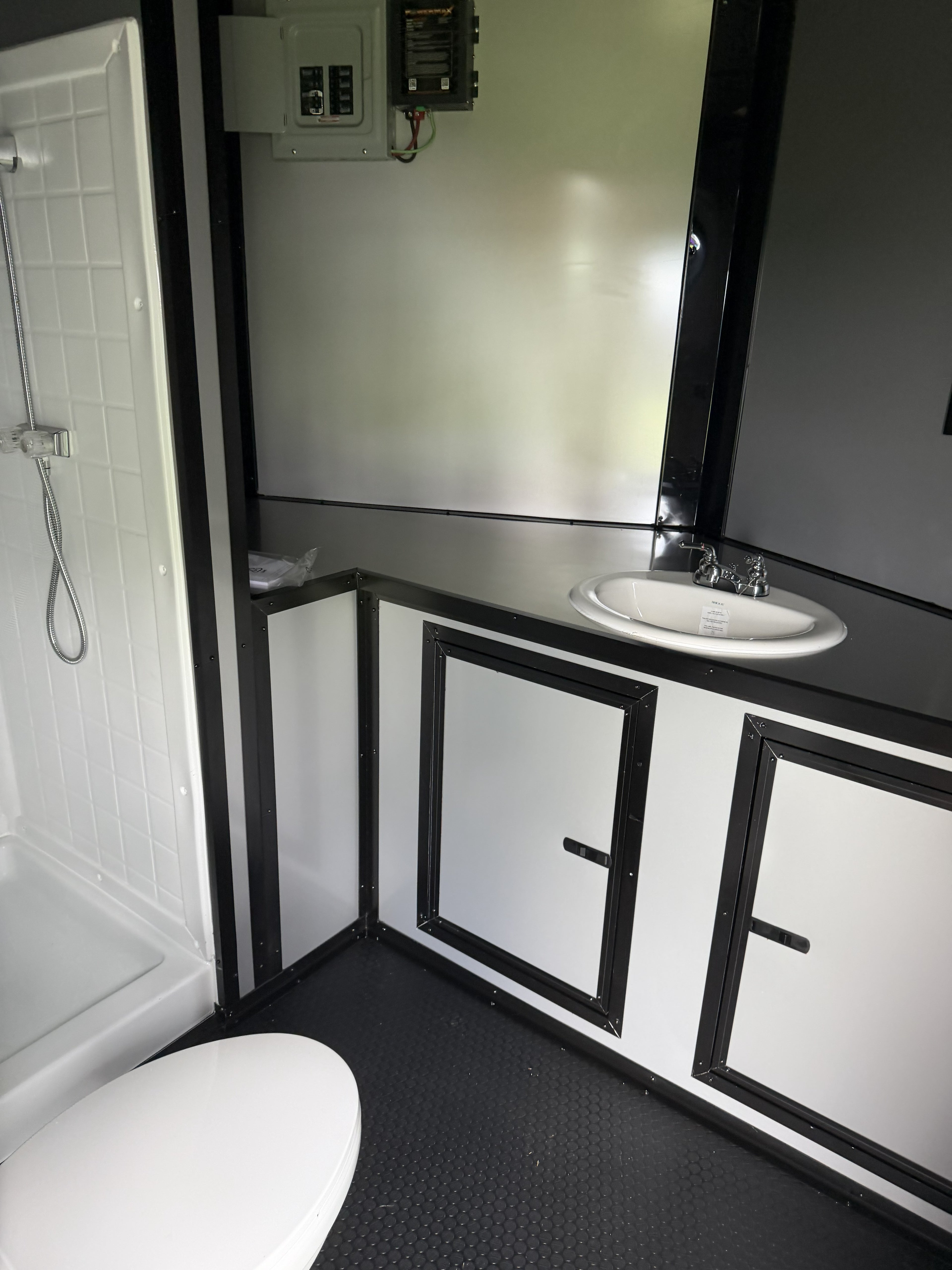 8.5X32TA Charcoal Hybrid Trailer | Living Quarters