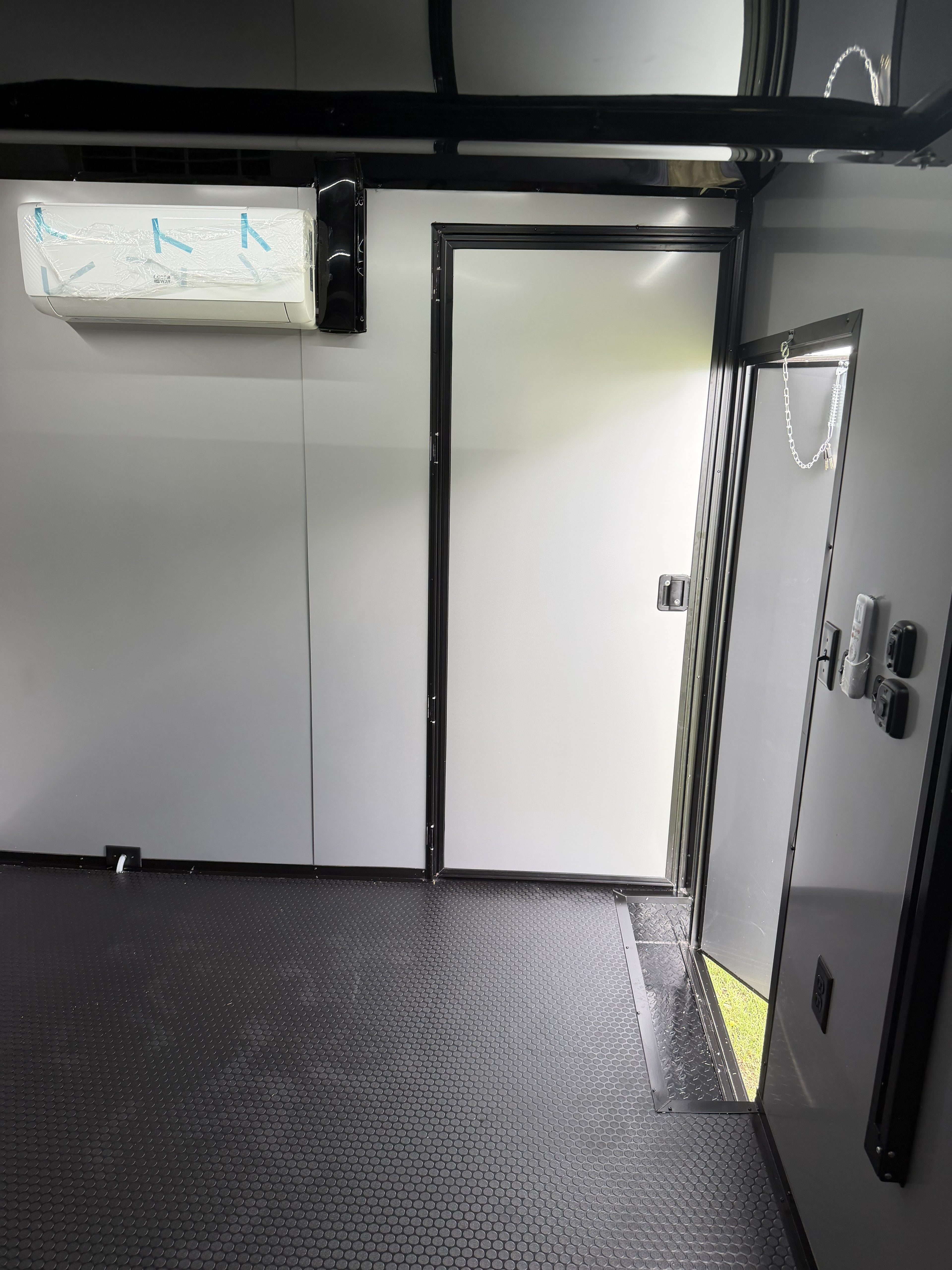 8.5X32TA Charcoal Hybrid Trailer | Living Quarters