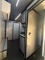 Remolque de concesiones de 8.5x30 de doble eje con puerta de ala de gaviota y porche, color blanco