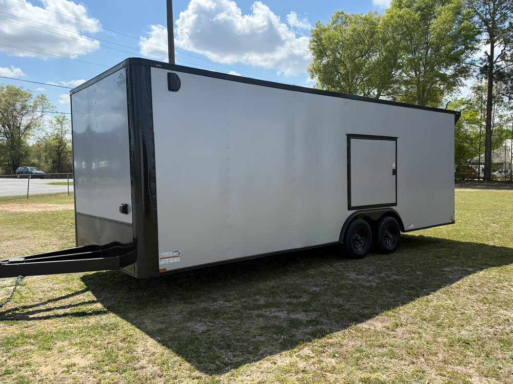 Remolque cerrado para transporte de autos, 8.5x24, modelo Race Ready, color Silver Frost