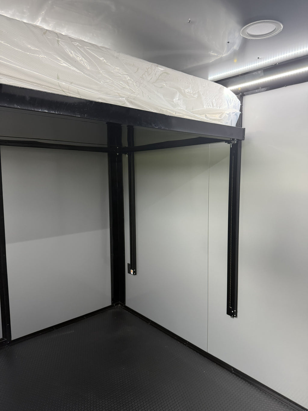 8.5X32TA Charcoal Hybrid Trailer | Living Quarters