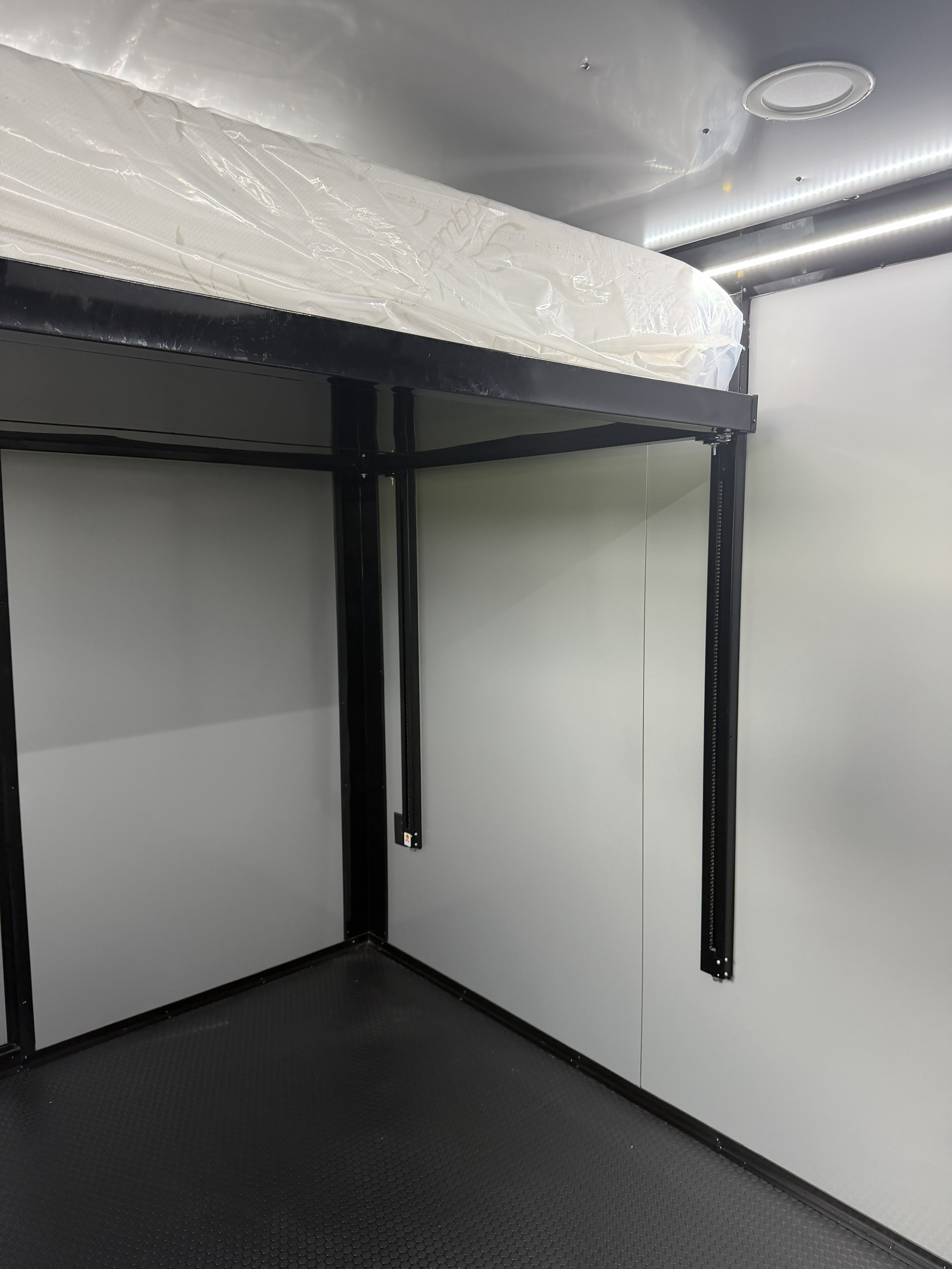 8.5X32TA Charcoal Hybrid Trailer | Living Quarters