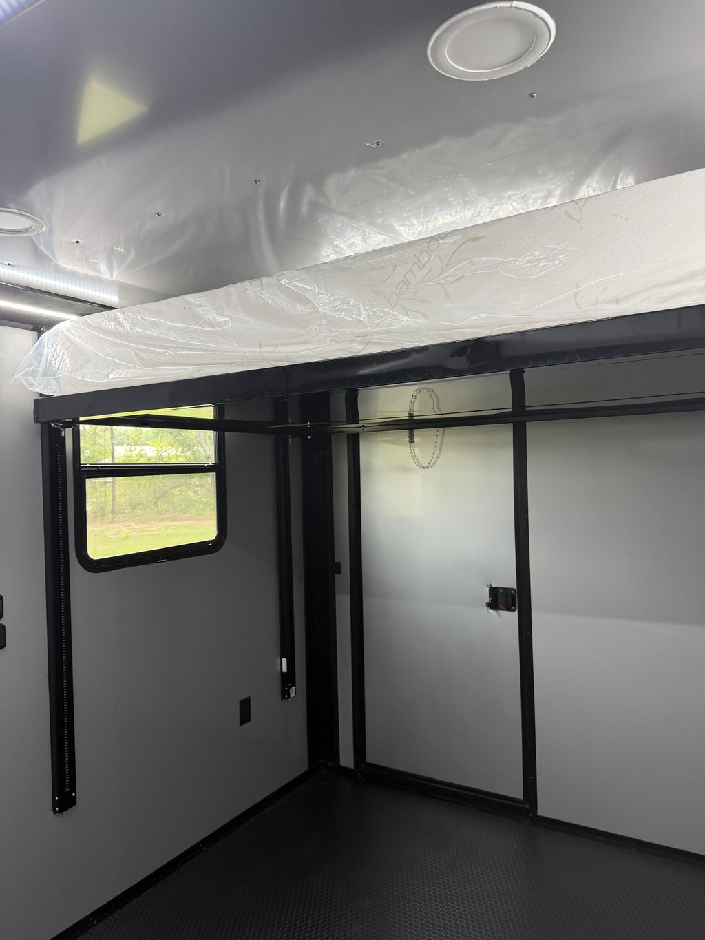 8.5X32TA Charcoal Hybrid Trailer | Living Quarters