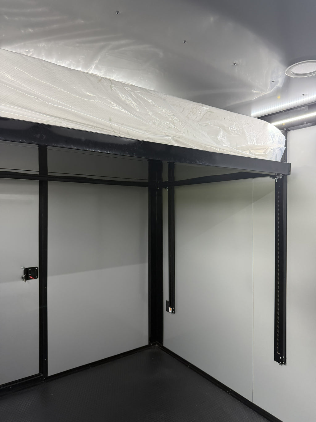 8.5X32TA Charcoal Hybrid Trailer | Living Quarters