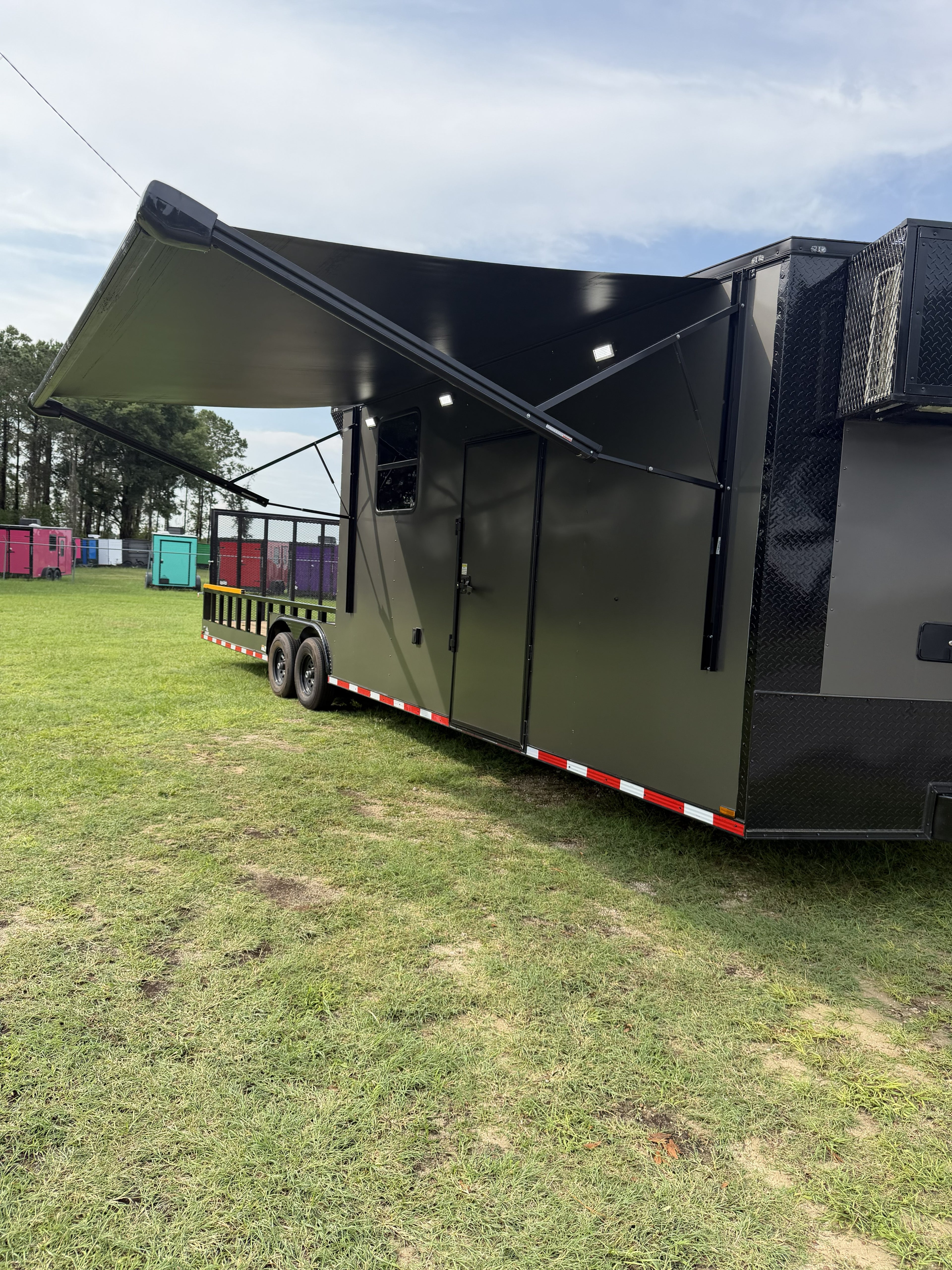 8.5X32TA Charcoal Hybrid Trailer | Living Quarters