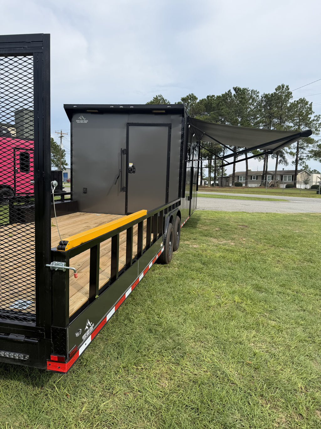 8.5X32TA Charcoal Hybrid Trailer | Living Quarters