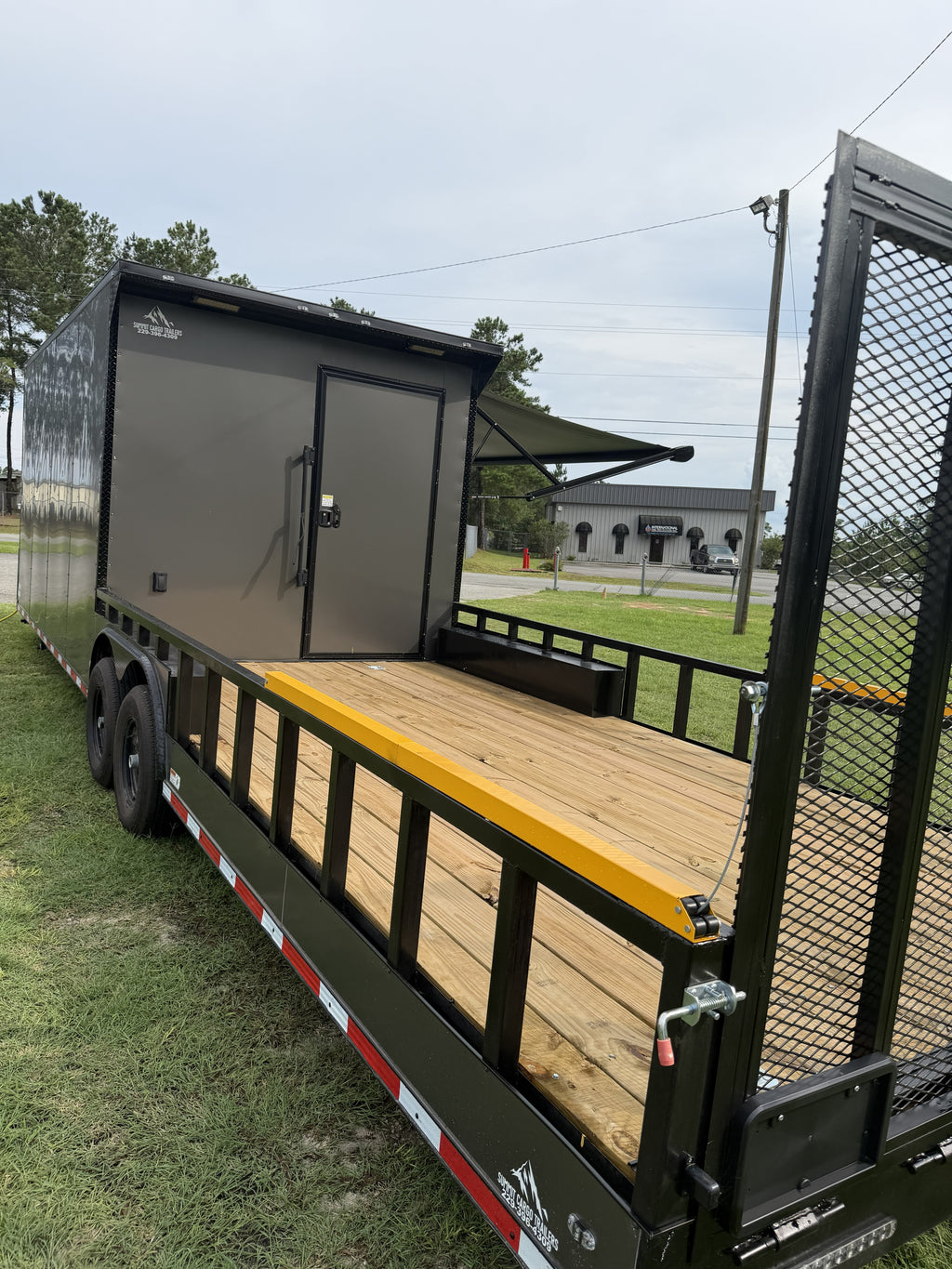 8.5X32TA Charcoal Hybrid Trailer | Living Quarters