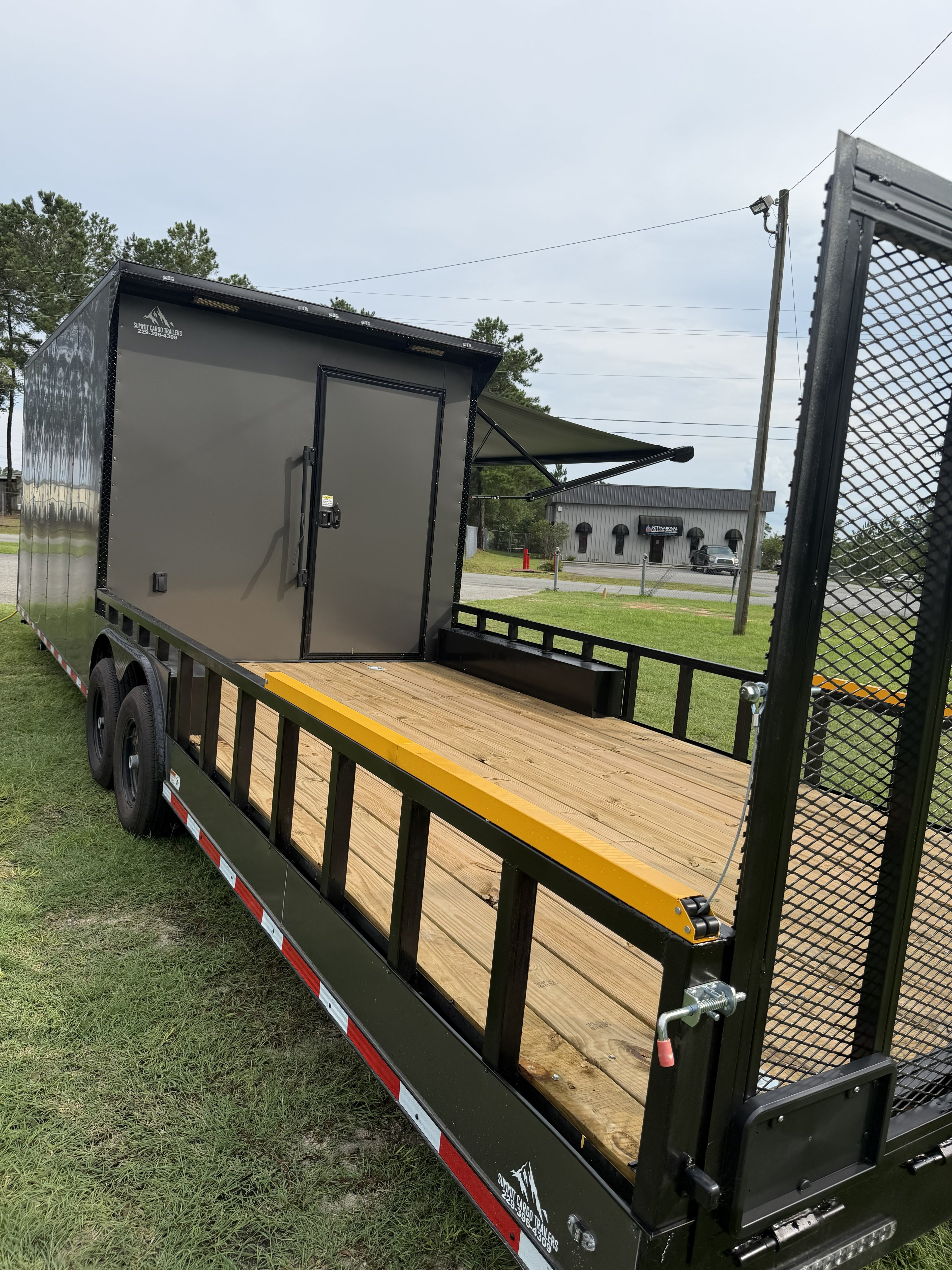 8.5X32TA Charcoal Hybrid Trailer | Living Quarters