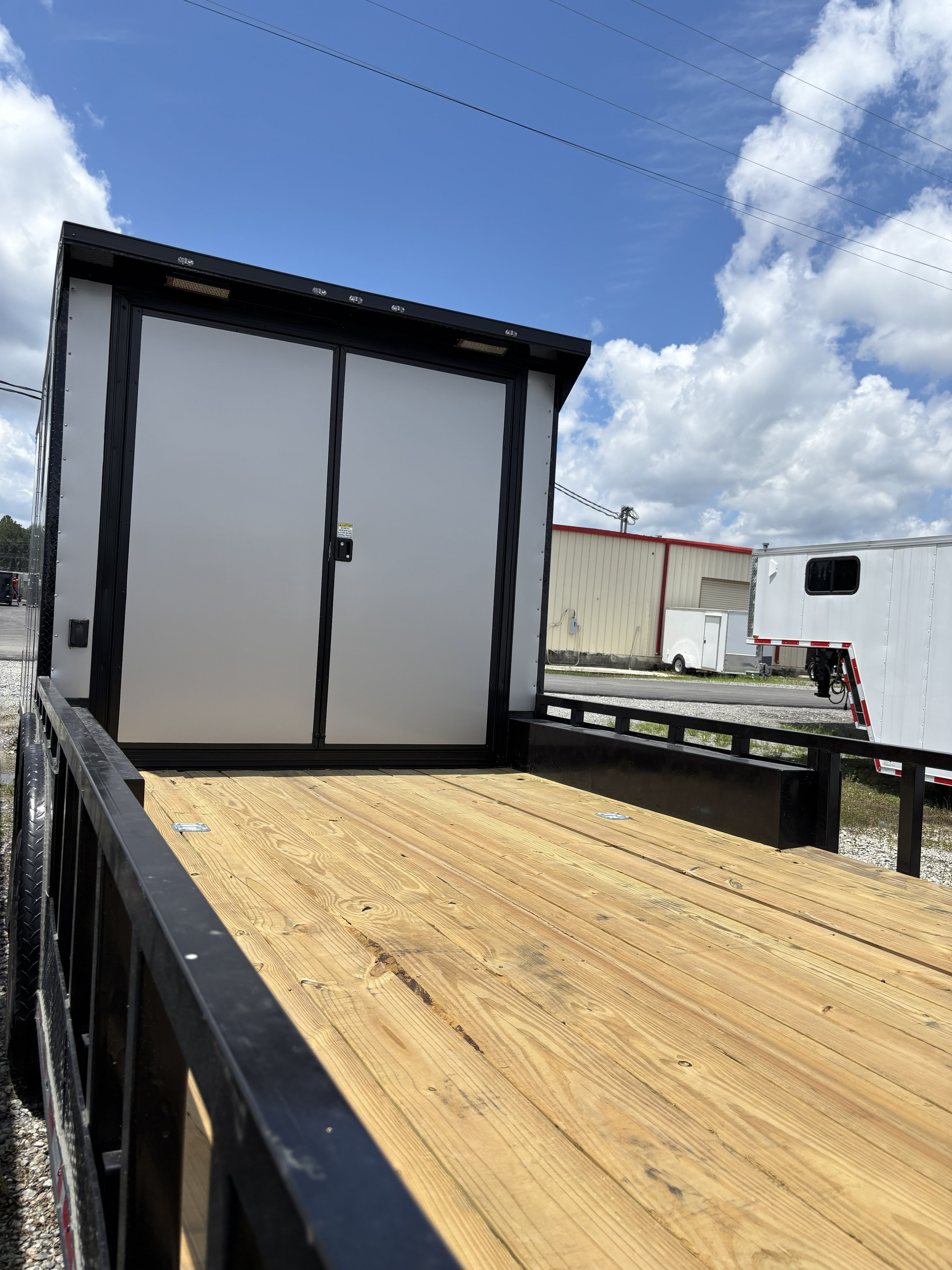 8.5X32TA Silver Hybrid Trailer