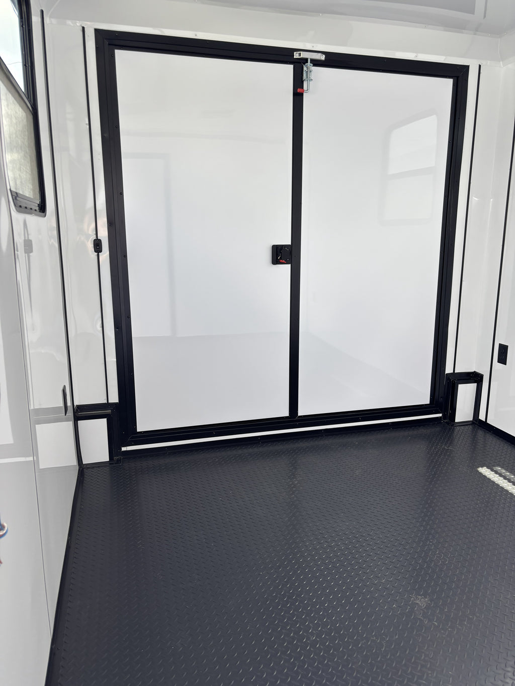 8.5X32TA Silver Hybrid Trailer