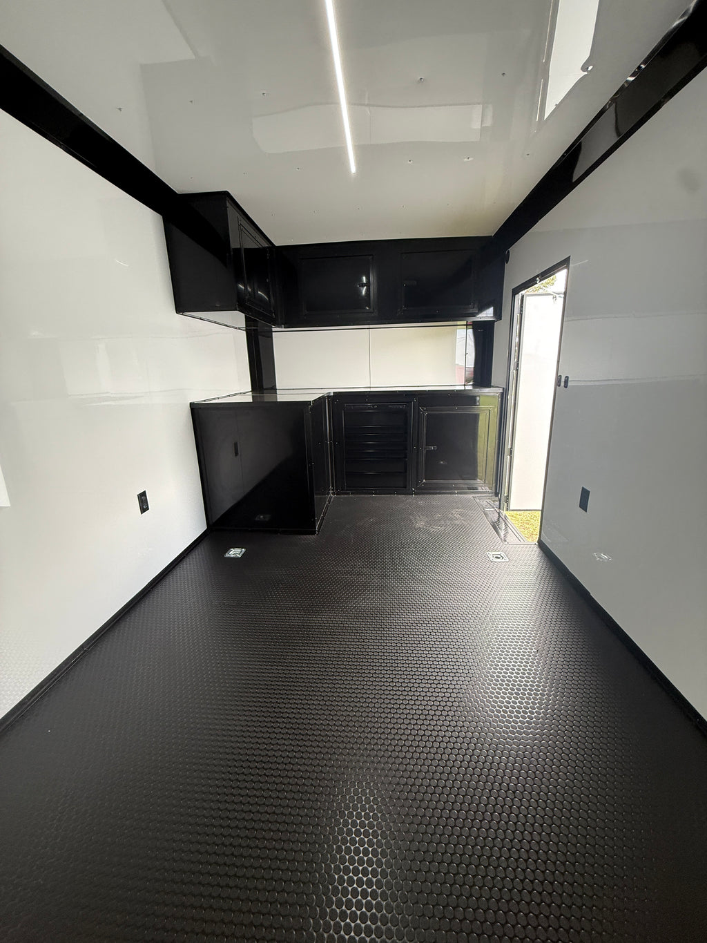 8.5X28 Black Race Ready Trailer