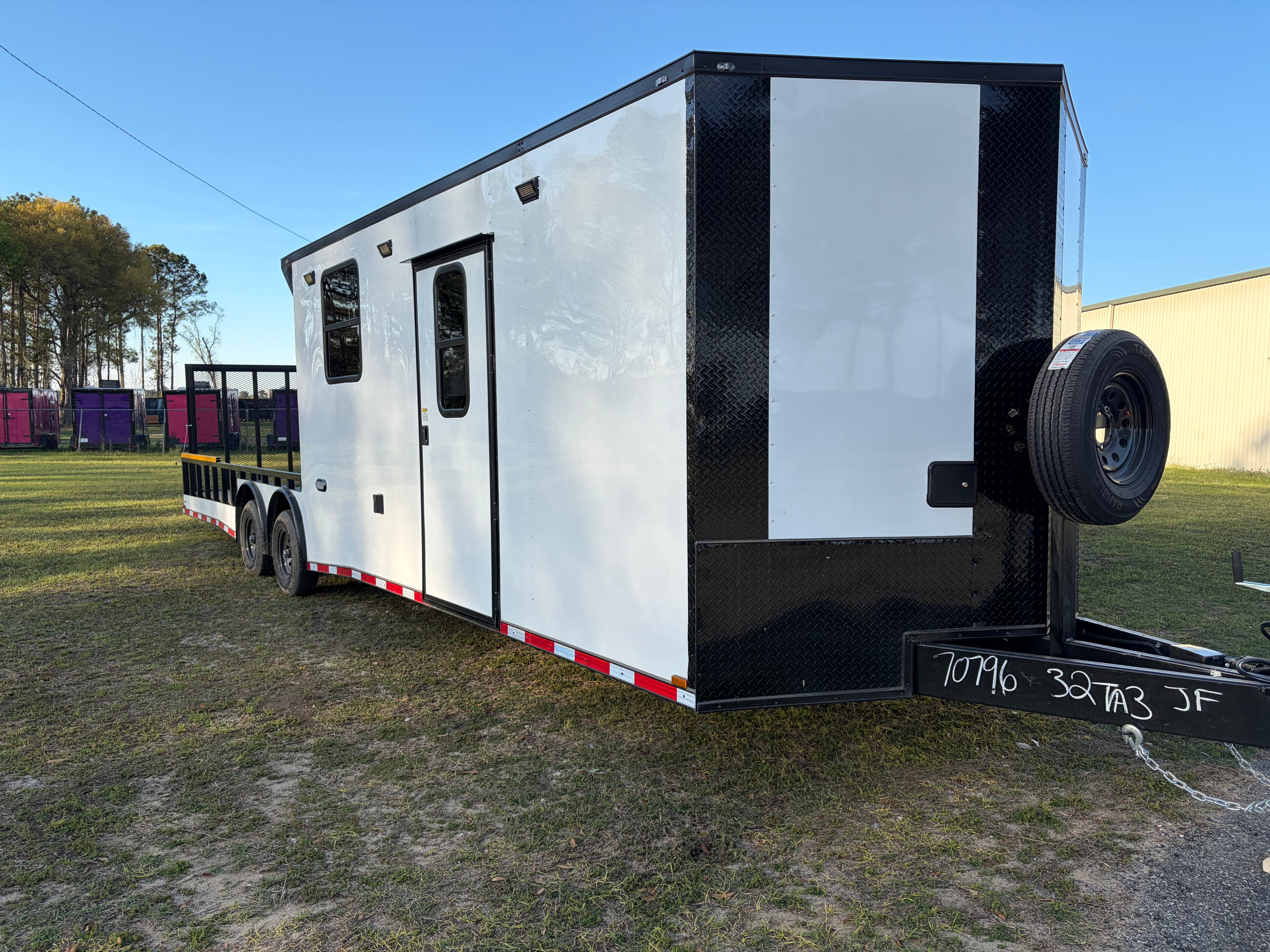 8.5X32TA White Hybrid Trailer