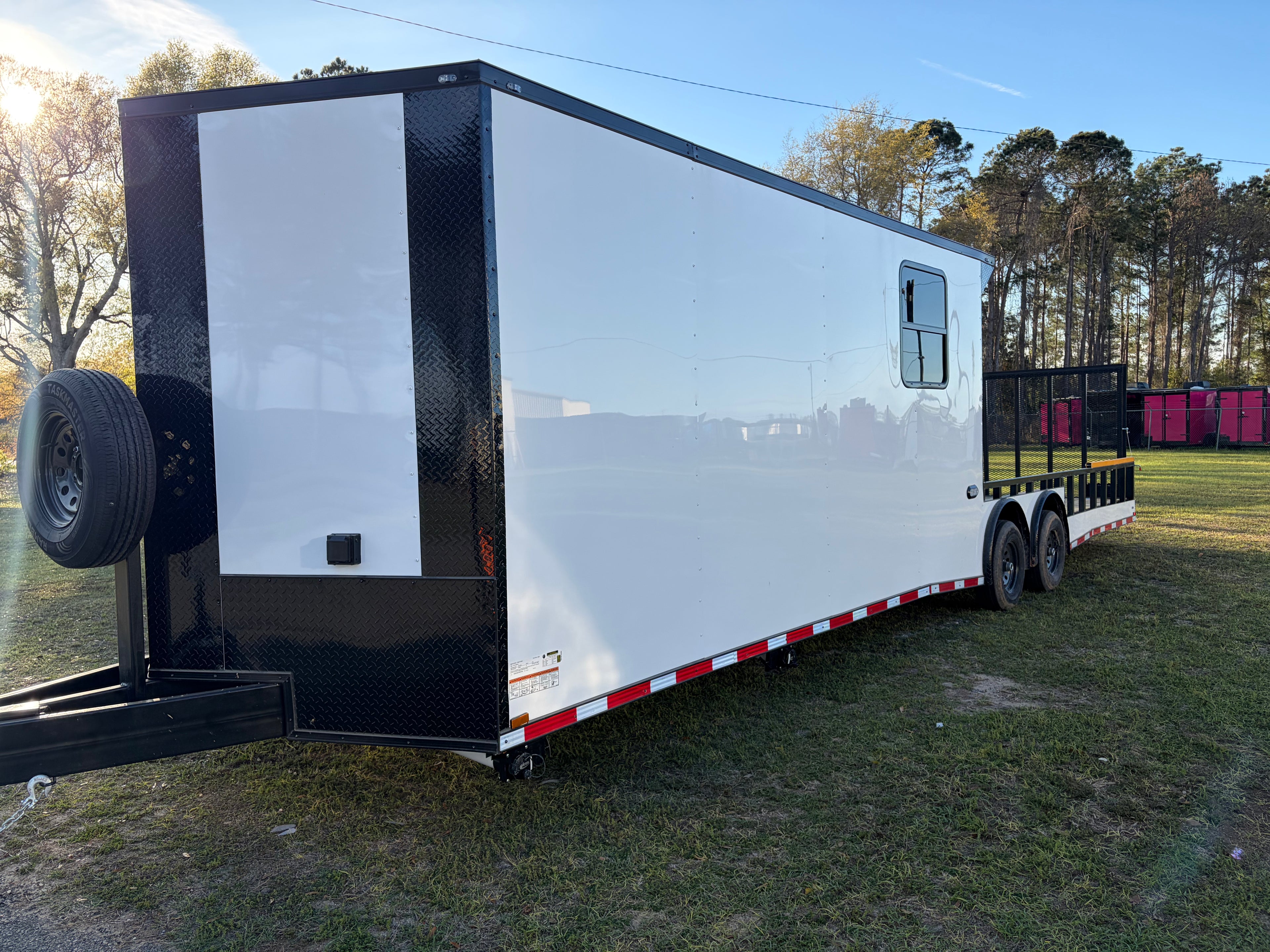 8.5X32TA White Hybrid Trailer