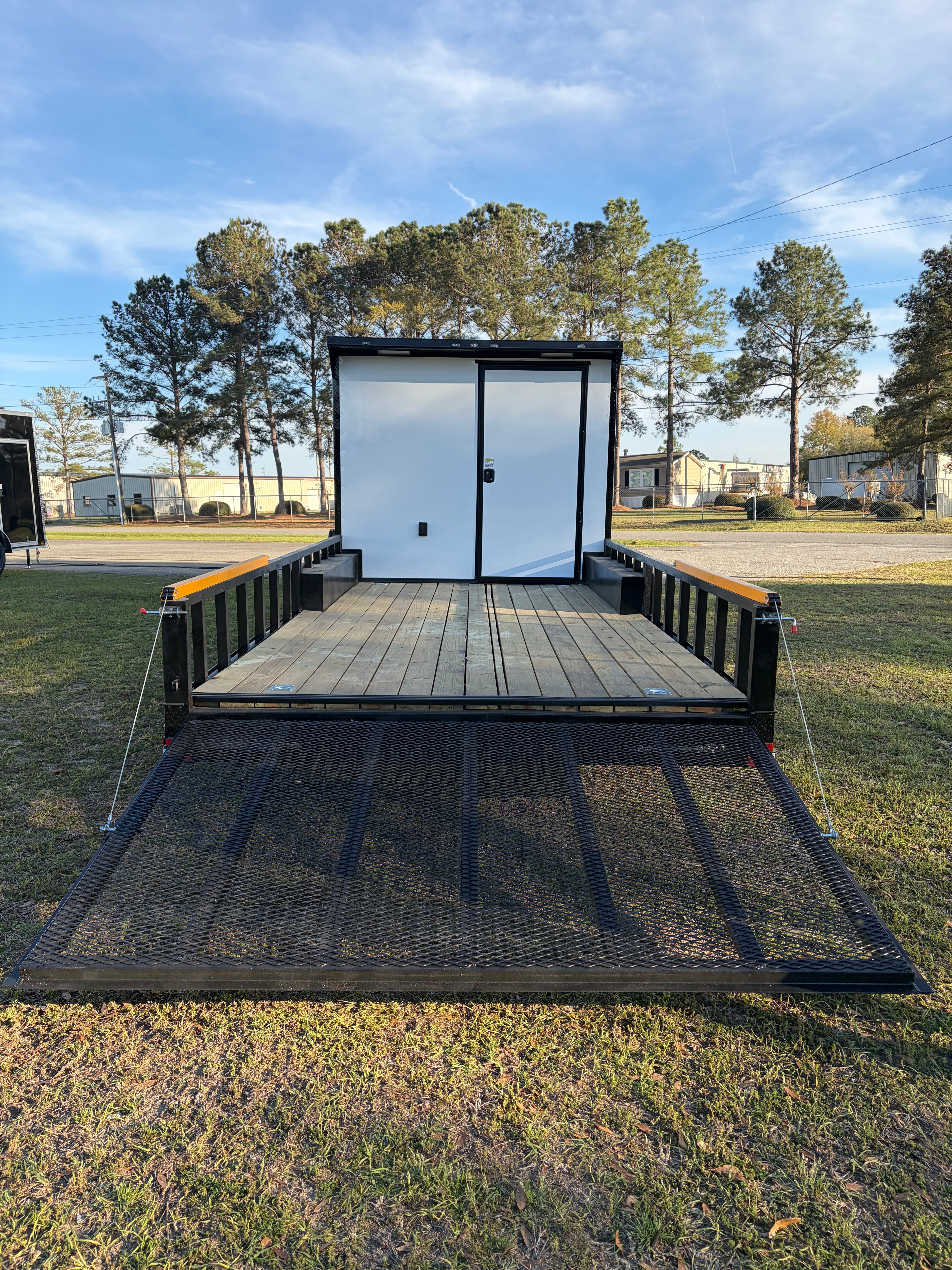 8.5X32TA White Hybrid Trailer