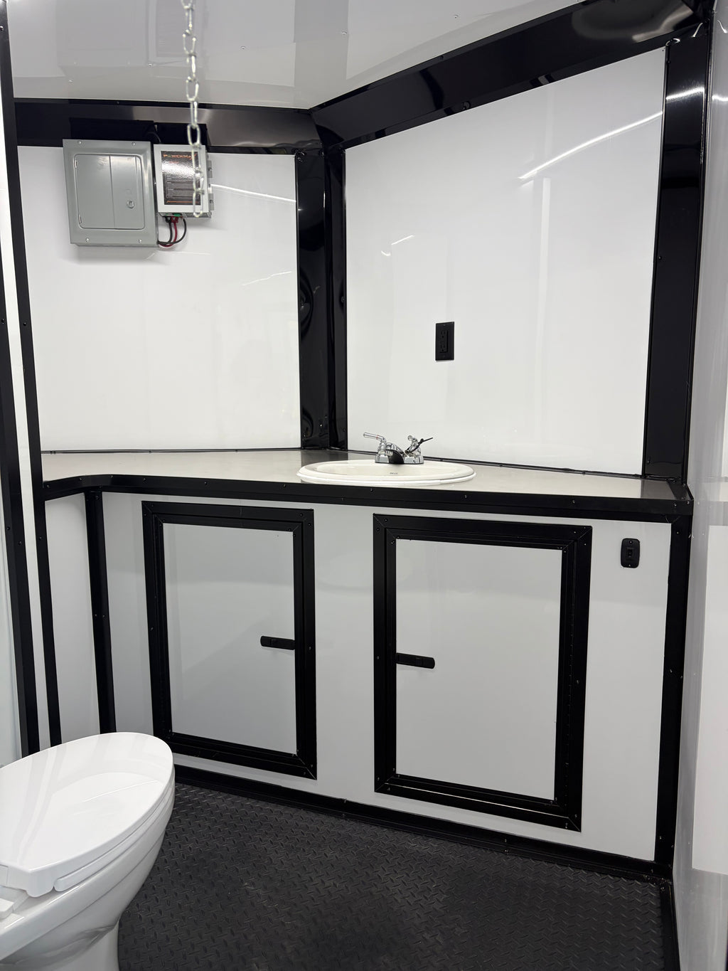 8.5X32TA White Hybrid Trailer