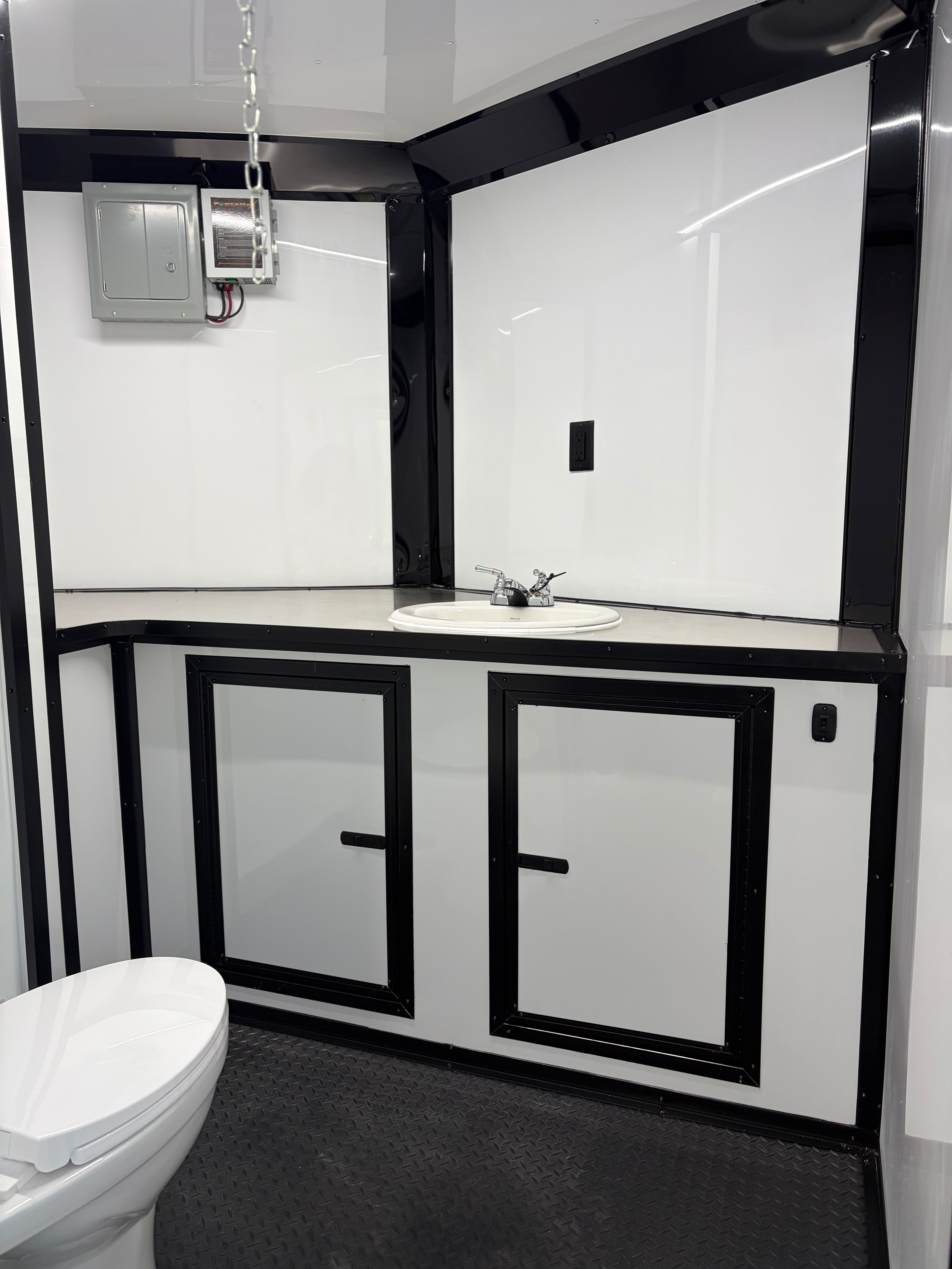 8.5X32TA White Hybrid Trailer