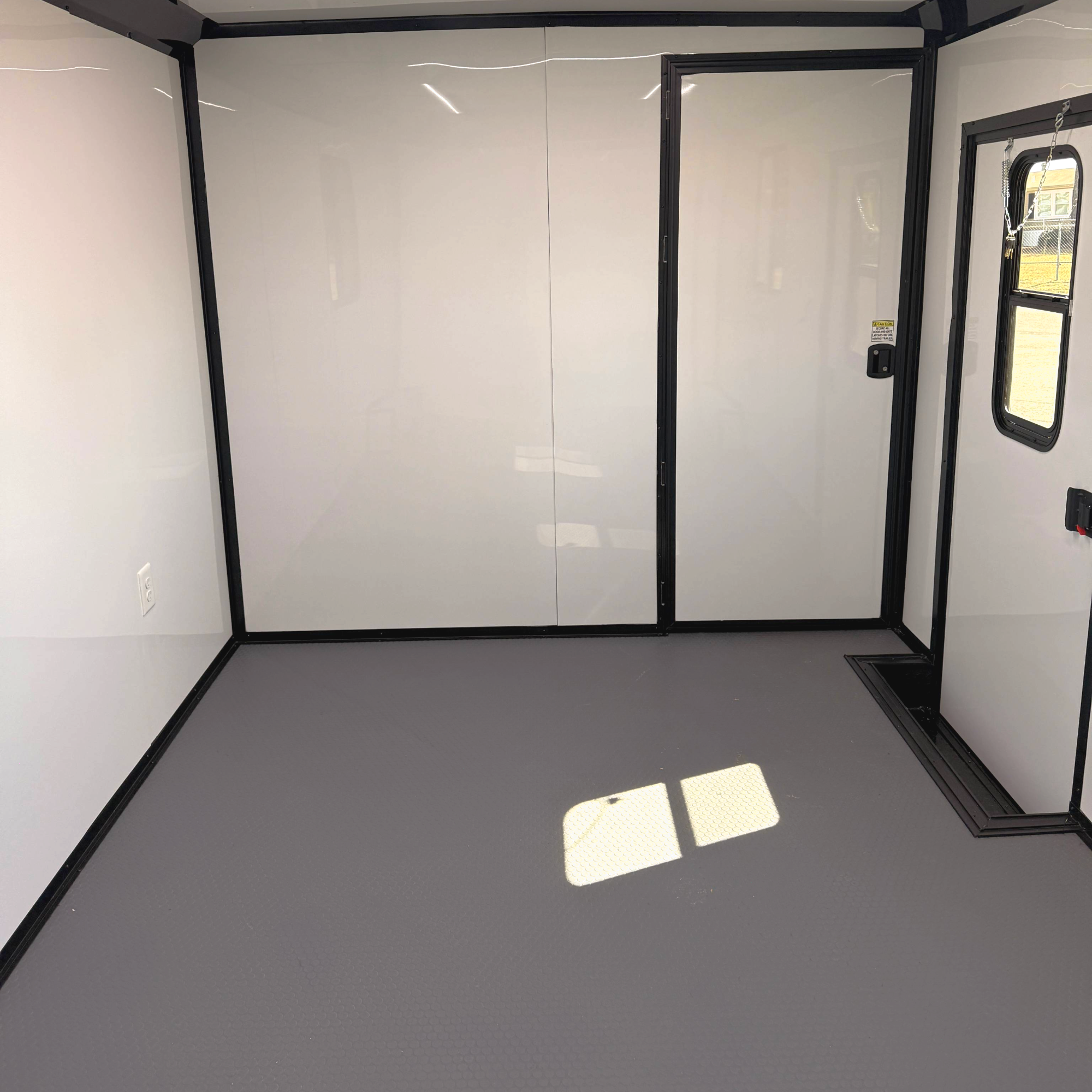 8.5X32TTA3 Black Hybrid Trailer