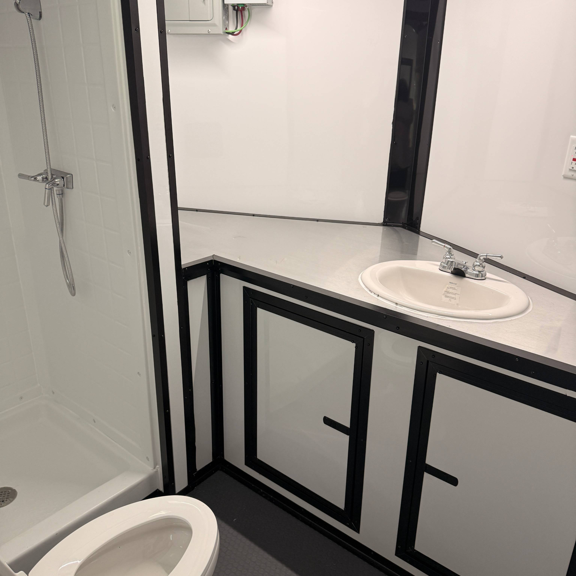 8.5X32TTA3 Black Hybrid Trailer