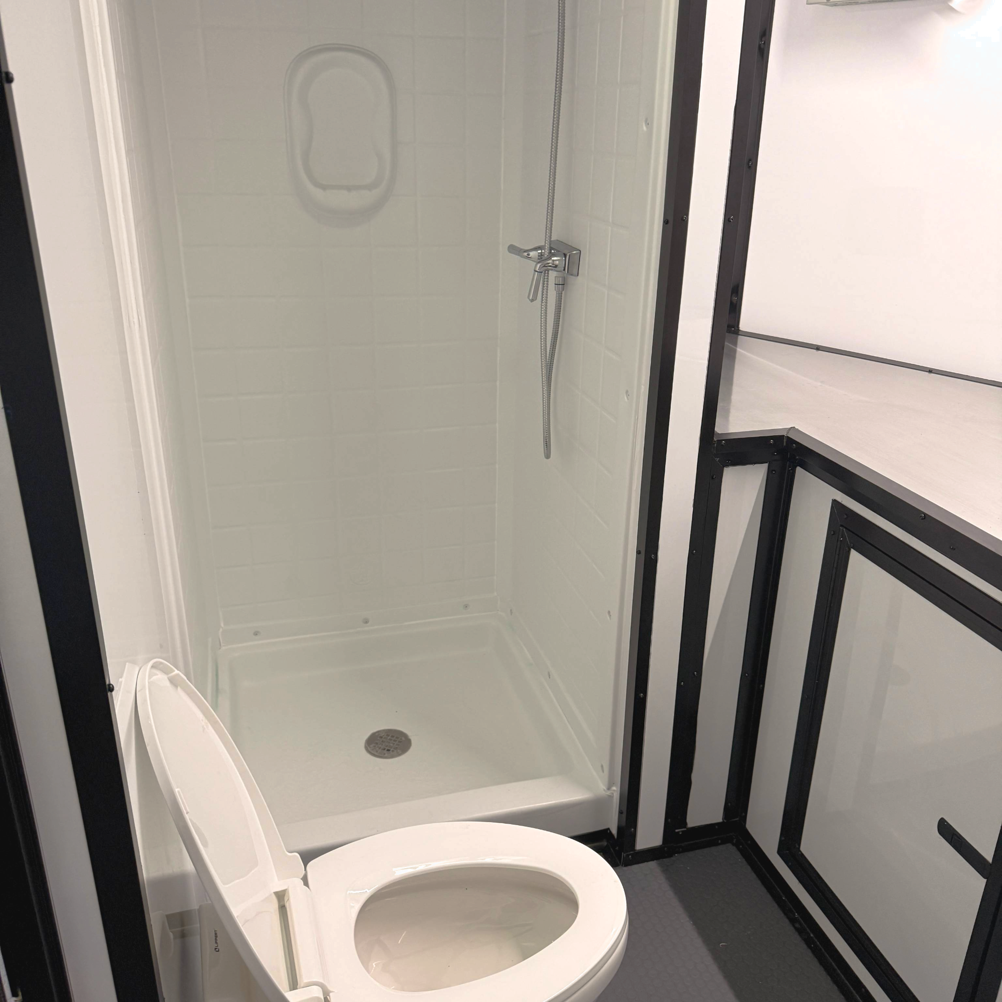 8.5X32TTA3 Black Hybrid Trailer