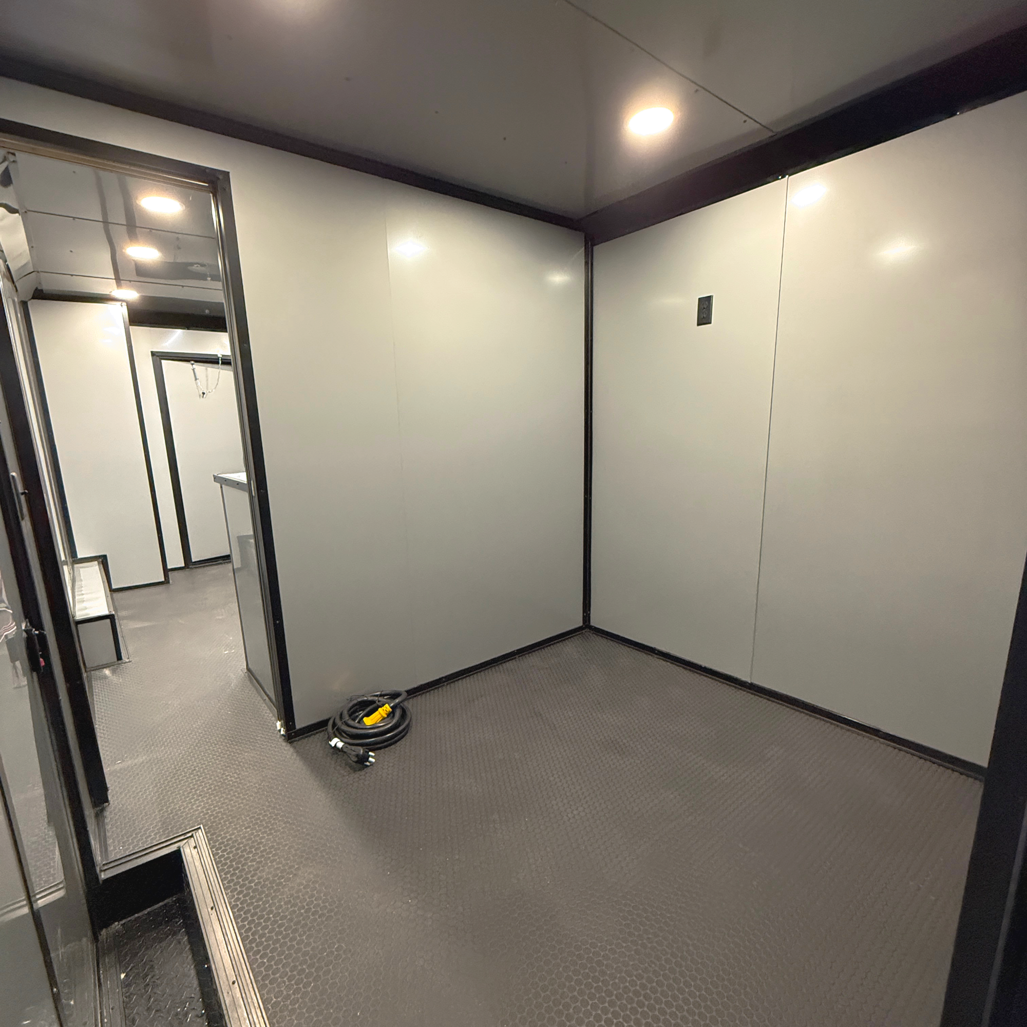 8.5X32TA5 Black Gullwing Porch Trailer