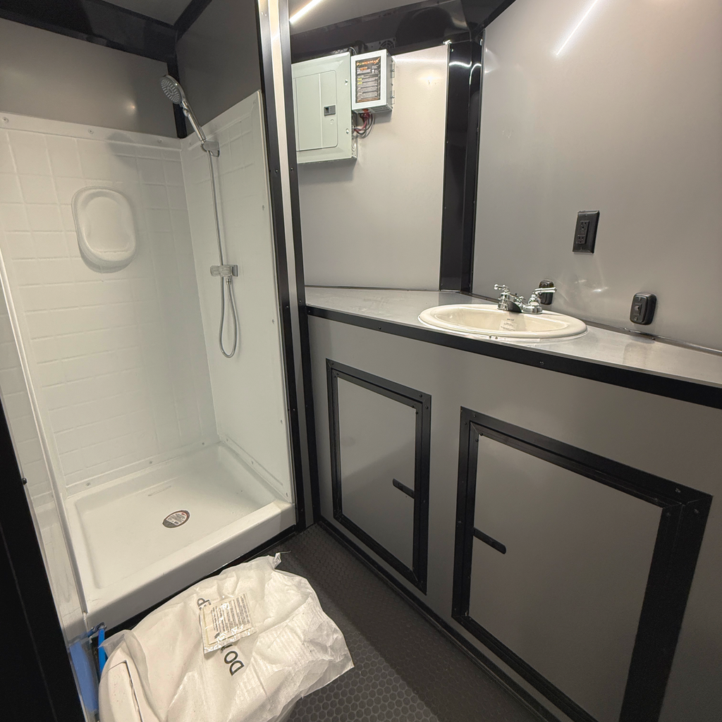 8.5X32TA5 Black Gullwing Porch Trailer