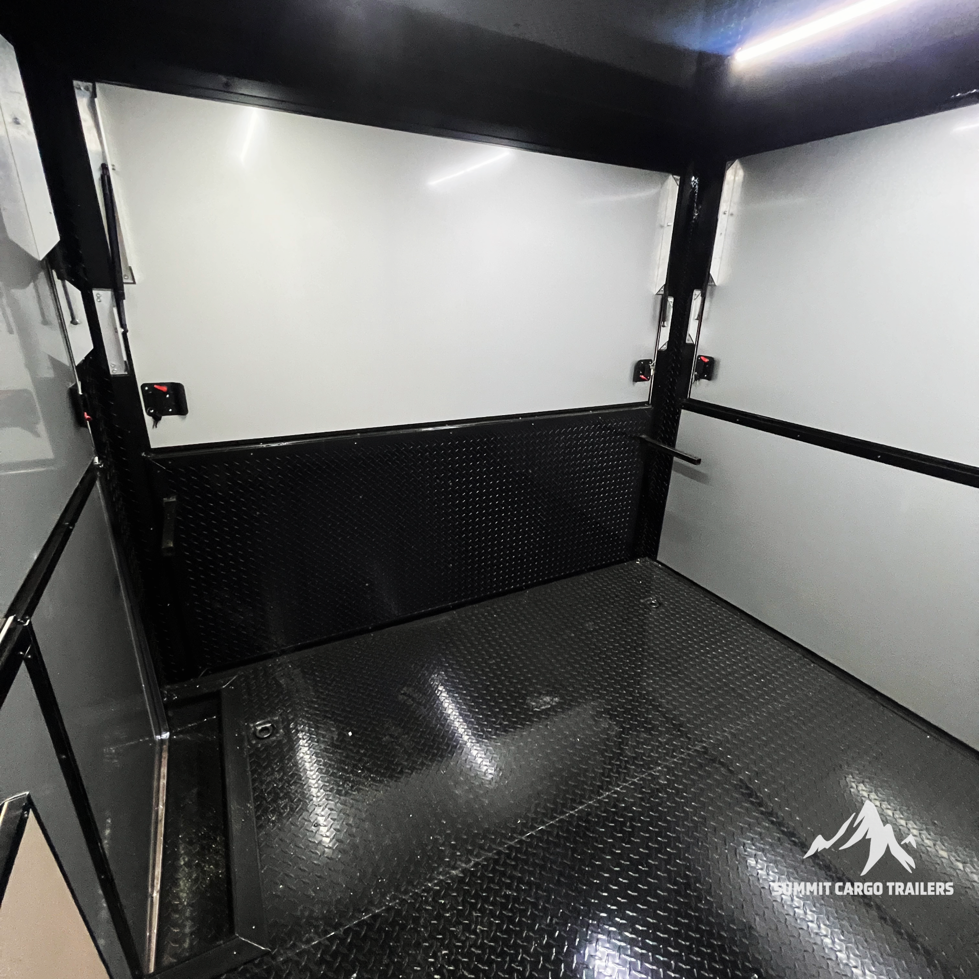 8.5X24TA Silver Porch Gullwing Trailer