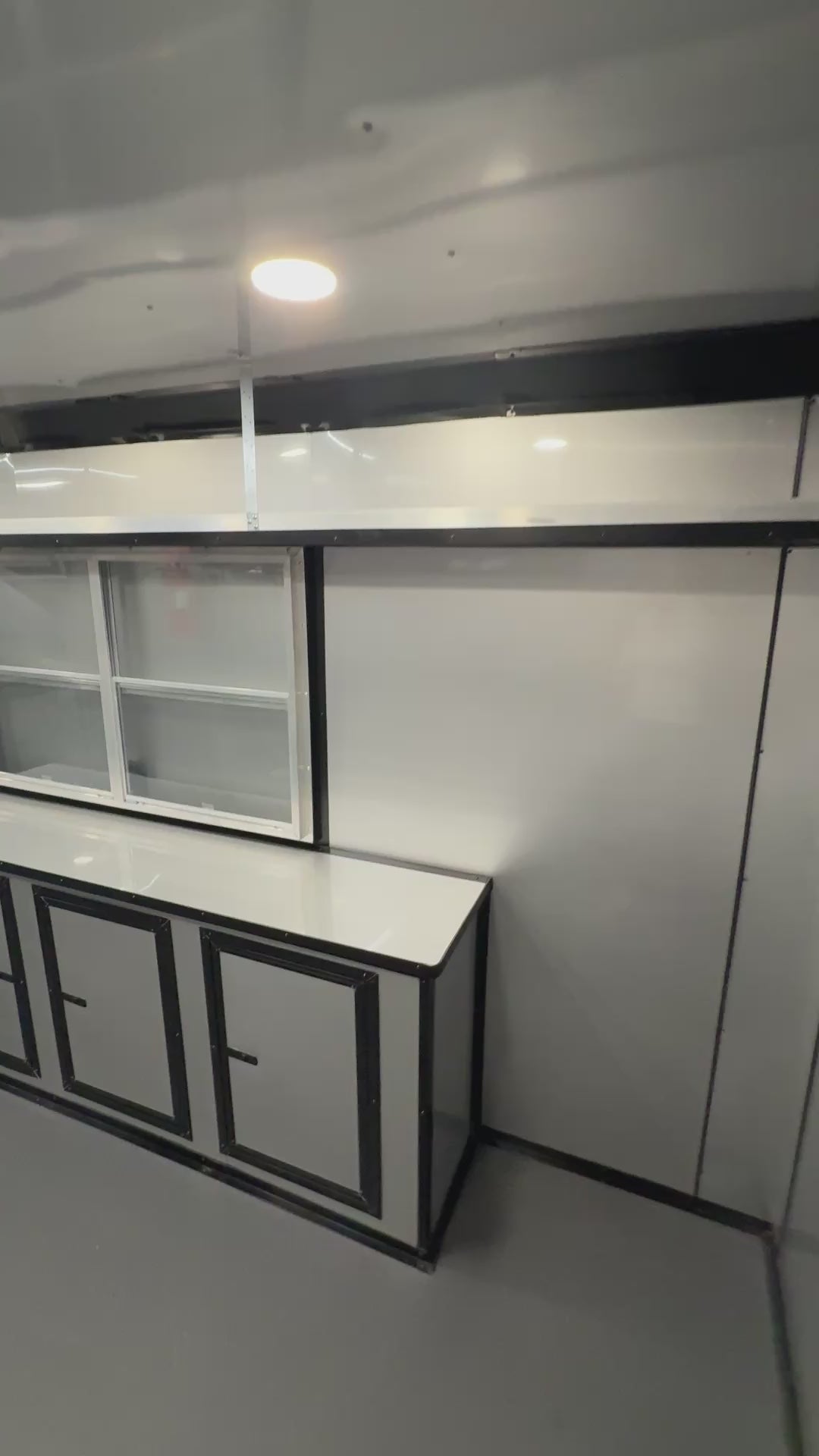 Remolque móvil para comida y concesiones de 8.5x18 – Blanco